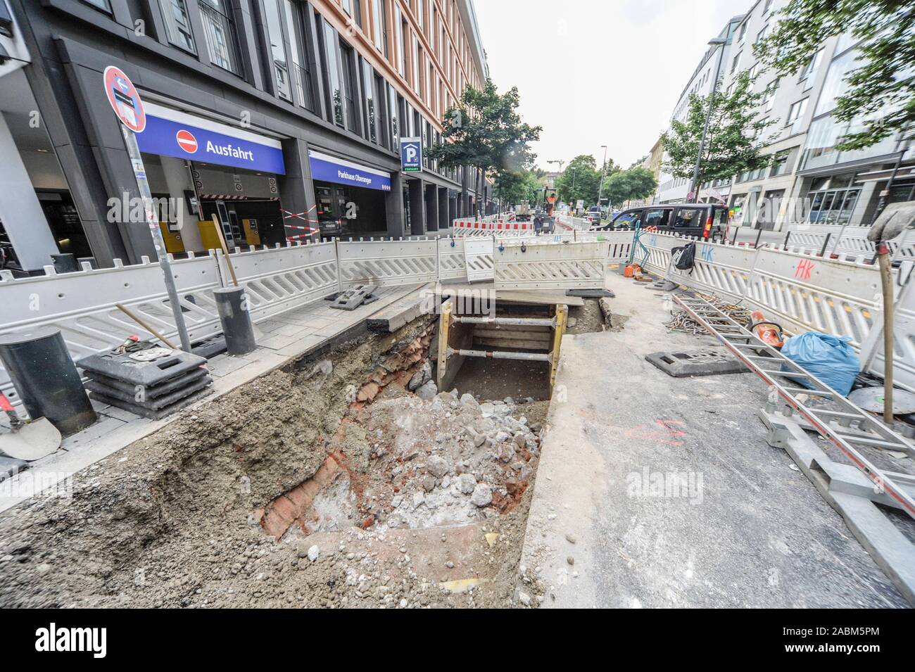 Die Stadtwerke sind die fernkälte Netzwerk von der Münchener Süden baut Blockheizkraftwerk in die Innenstadt und zur Festlegung einer fernkälte Pipeline in Oberanger. Bis Ende November 2019, Auto Verkehr im südlichen Rosental ist stark beeinträchtigt. Eine Verzögerung verursacht wurde, durch eine konkrete Besetzung der alten Stadt stream, durch die die Leitungen waren ursprünglich verlegt werden. Der Beton muss zuerst entfernt werden. [Automatisierte Übersetzung] Stockfoto