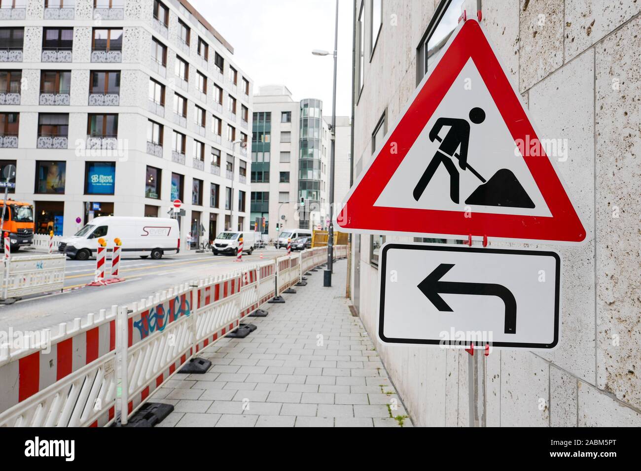 Die Stadtwerke sind die fernkälte Netzwerk von der Münchener Süden baut Blockheizkraftwerk in die Innenstadt und zur Festlegung einer fernkälte Pipeline in Oberanger. Bis Ende November 2019, Auto Verkehr im südlichen Rosental ist stark beeinträchtigt. [Automatisierte Übersetzung] Stockfoto