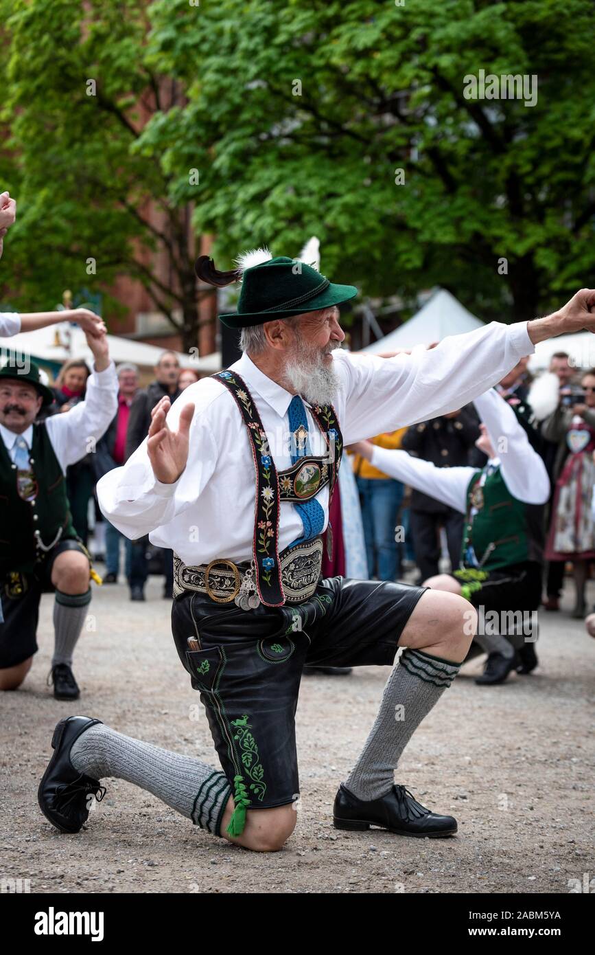 Die Loisachthaler (blau Dirndl) und der Raintaler (rot Dirndl) Trachtler Tanz am Münchner Mariahilfplatz für die Eröffnung des Auer Maidult. [Automatisierte Übersetzung] Stockfoto