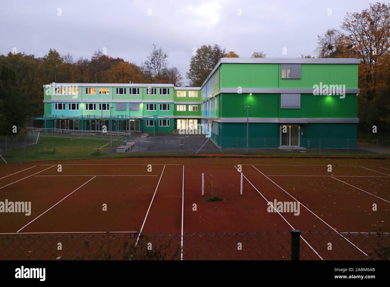 Schule Container in der (ehemaligen) Tivoli Tennisanlage am Englischen Garten, in die das Wilhelmsgymnasium für die Zeit der bevorstehenden Renovierungsarbeiten bewegen wird. [Automatisierte Übersetzung] Stockfoto