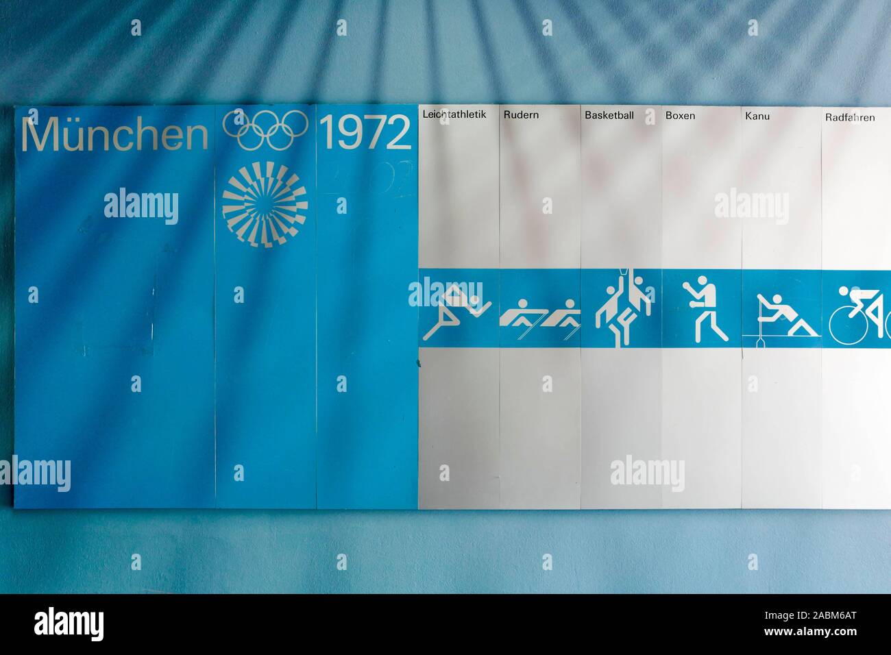 Ein Poster zum Gedenken an die Olympischen Spiele 1972 hängt in der Lobby des Hauses Helene-Mayer-Ring 14 im Olympischen Dorf in München. [Automatisierte Übersetzung] Stockfoto