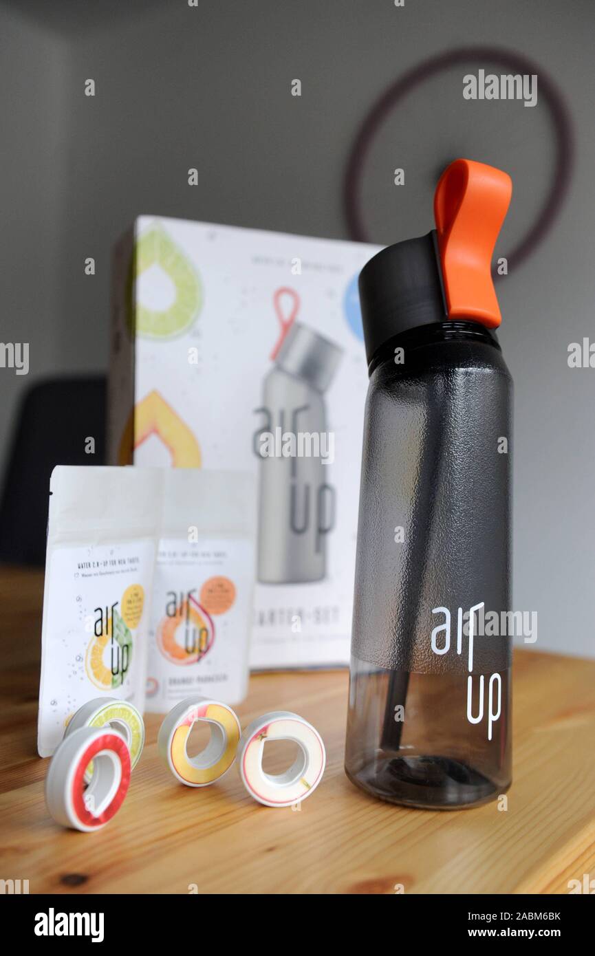 Das Start-up-Unternehmen "Luft nach oben" produziert Trinkflaschen, dass  nur Wasser Geschmack durch Duft geben. Hier: Die Trinkflasche "Luft nach  oben". [Automatisierte Übersetzung] Stockfotografie - Alamy