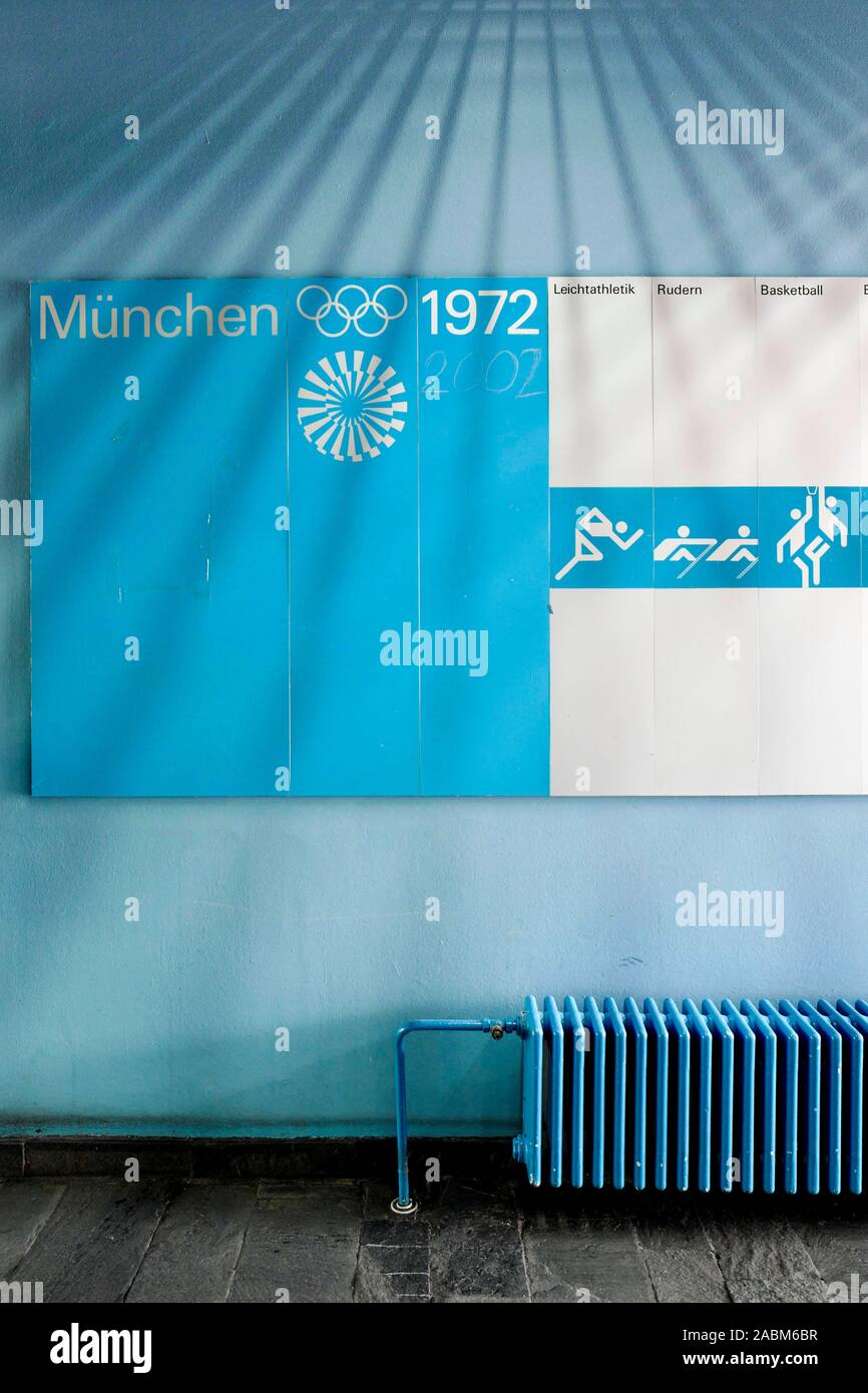 Ein Poster zum Gedenken an die Olympischen Spiele 1972 hängt in der Lobby des Hauses Helene-Mayer-Ring 14 im Olympischen Dorf in München. [Automatisierte Übersetzung] Stockfoto