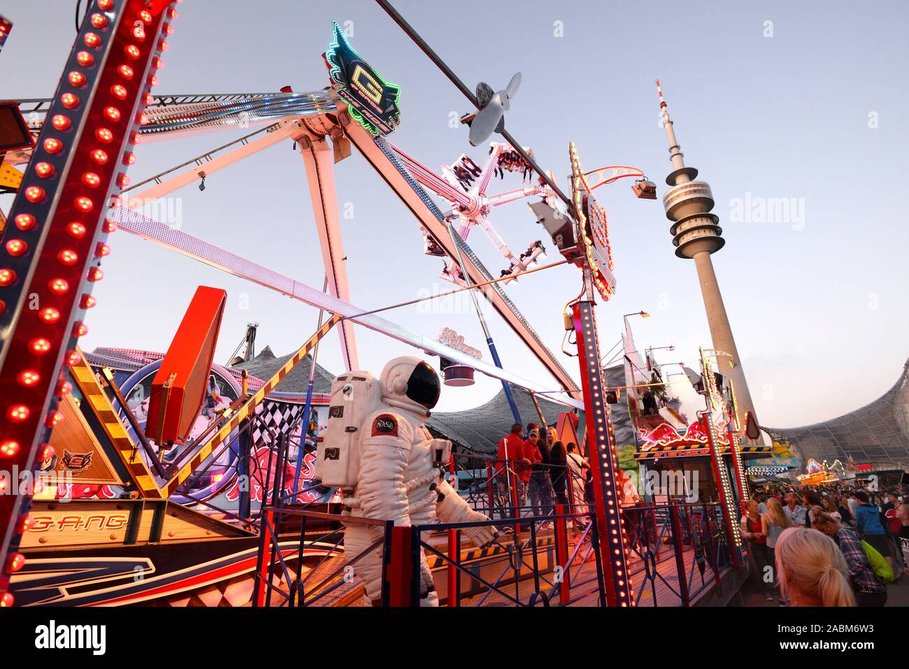 Fahrten am Impark Sommerfest im Olympiapark München. Im Hintergrund der Olympiaturm. [Automatisierte Übersetzung] Stockfoto