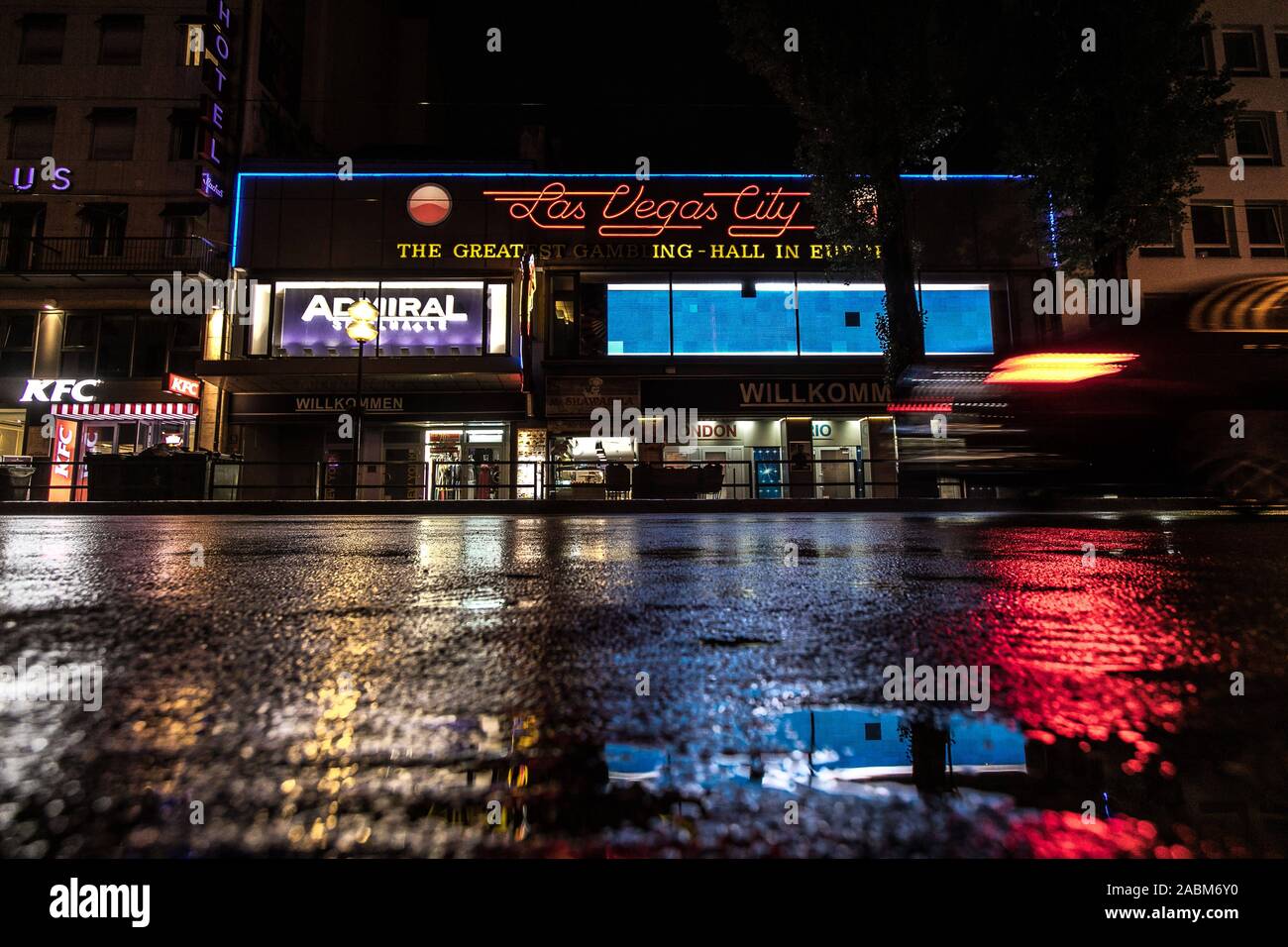 Das Casino Las Vegas City - Die größte Spielhalle in Europa" an der  Bayerstraße 9 in München. In der Nacht und im Regen fotografiert.  [Automatisierte Übersetzung] Stockfotografie - Alamy