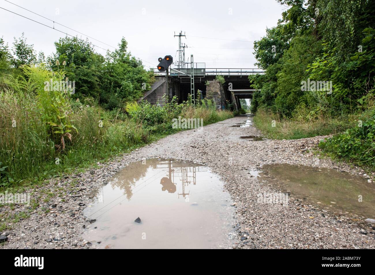 Viele Bewohner nicht finden, die neue Spur Verlegung der Truderinger Spange und Dagflinger Fan-dachverband von DB optimale geplant. Blick auf die Brücke über die Gleise in Laim. [Automatisierte Übersetzung] Stockfoto