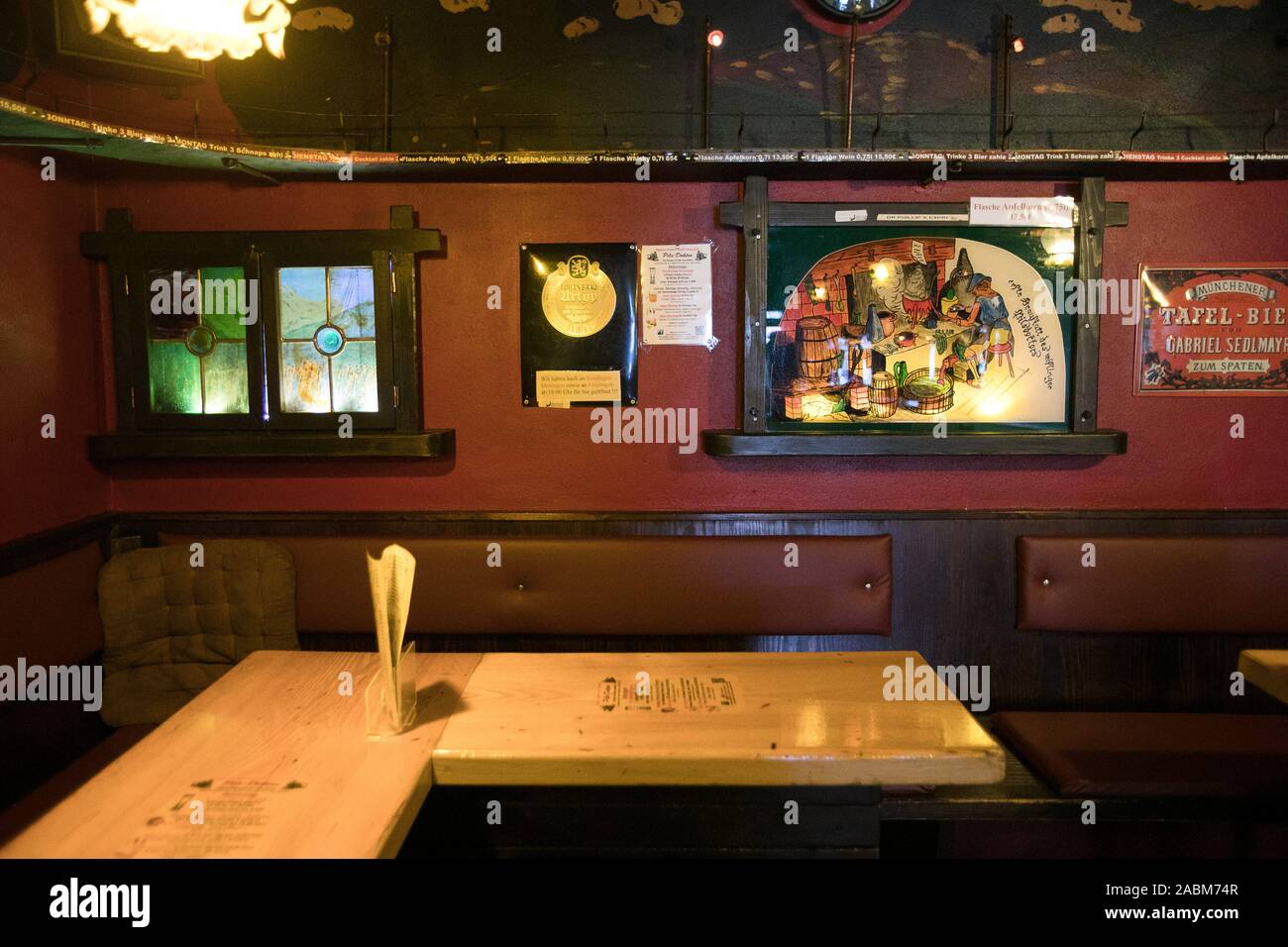 Der Ausschank der Kult Kneipe Pils Doktor in der Leopoldstraße in München. [Automatisierte Übersetzung] Stockfoto