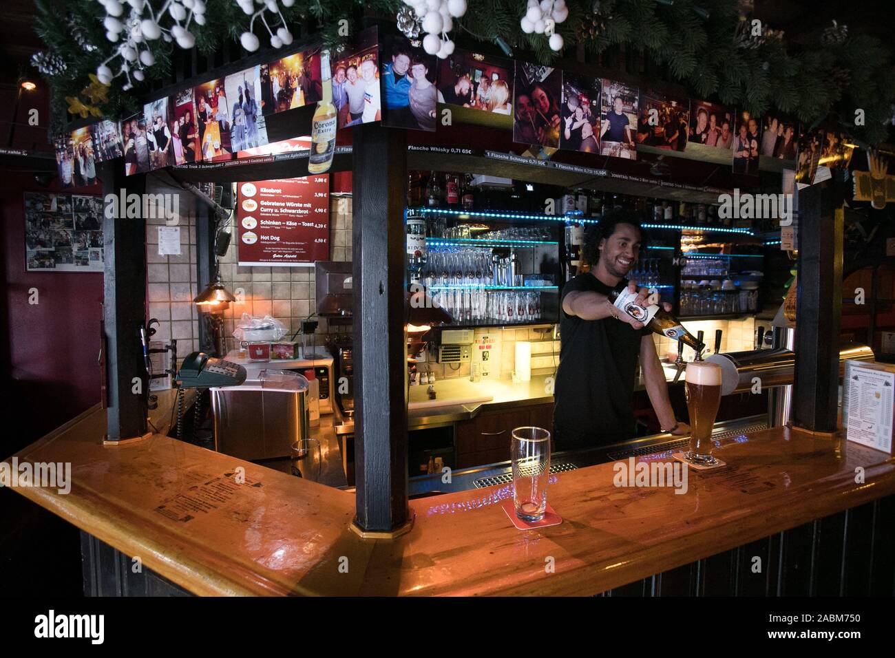 Zähler in der Kult Kneipe Pils Doktor in der Leopoldstraße in München. [Automatisierte Übersetzung] Stockfoto
