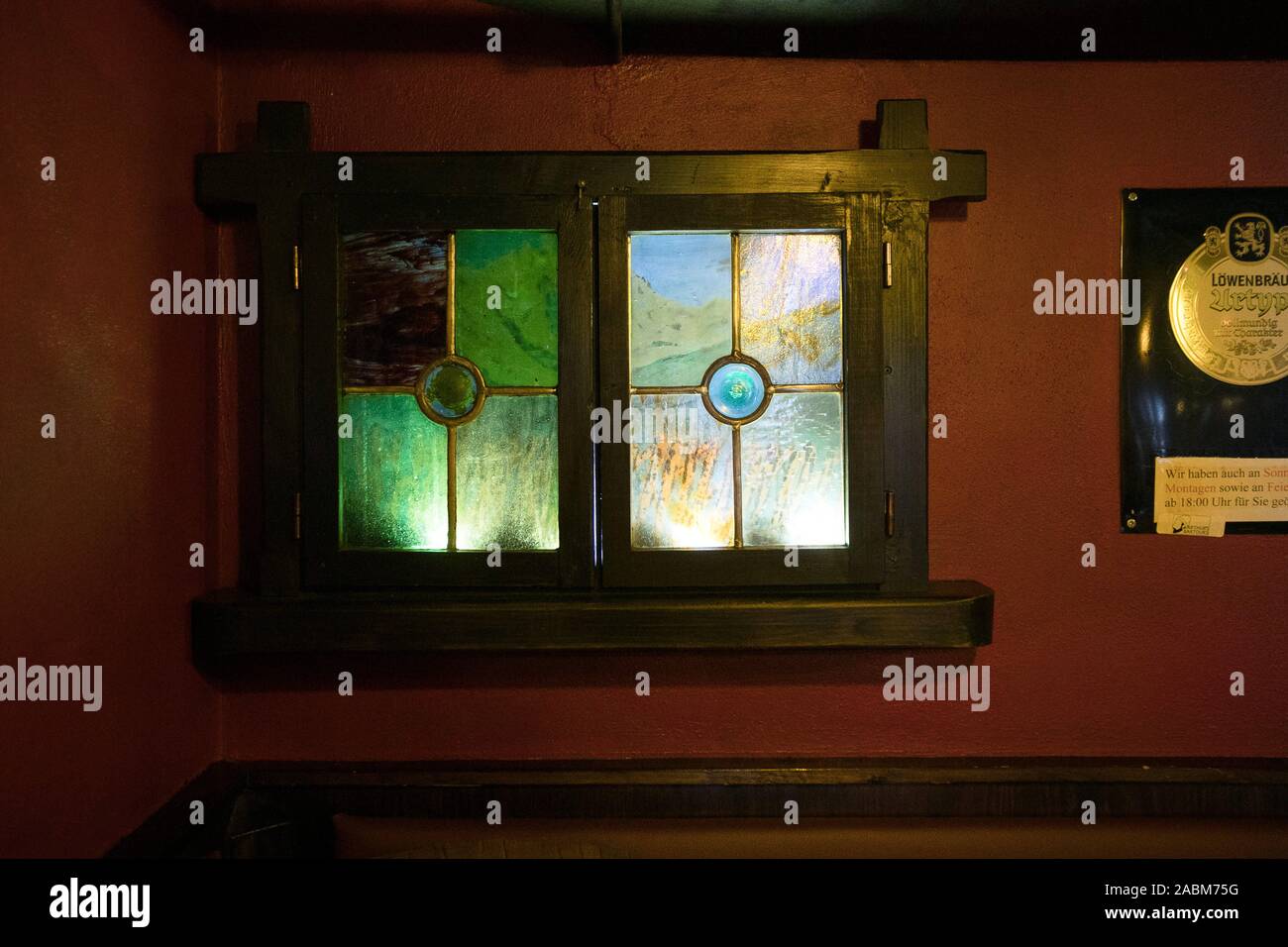 Farbige Glasfenster in der Kult Kneipe Pils Doktor in der Leopoldstraße in München. [Automatisierte Übersetzung] Stockfoto
