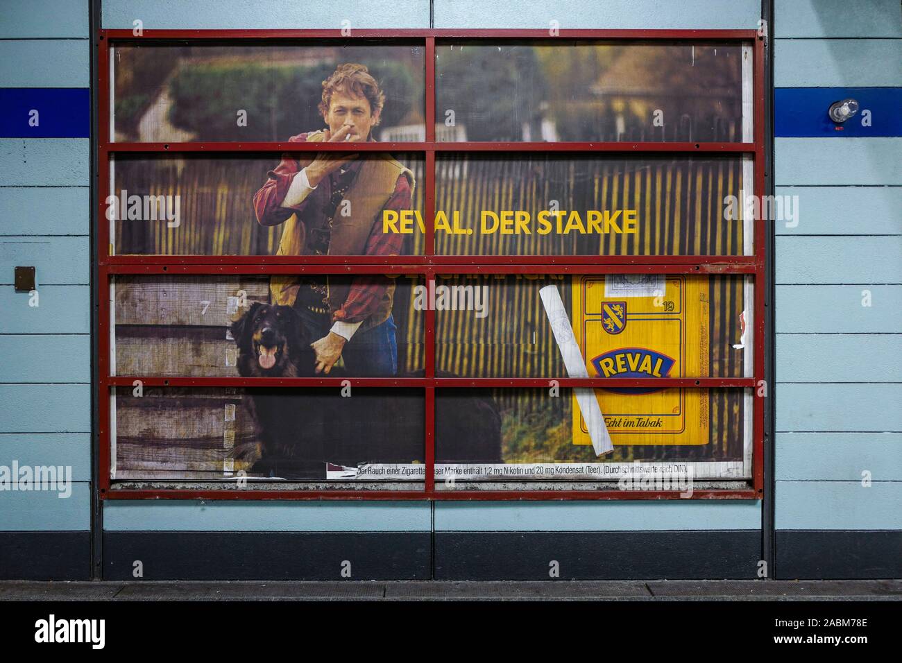 Alte Werbung Poster von der Zigarettenmarke Reval, die hinter einem demontiert Werbefläche an der Münchner U-Bahn station Nordfriedhof erschienen. [Automatisierte Übersetzung] Stockfoto