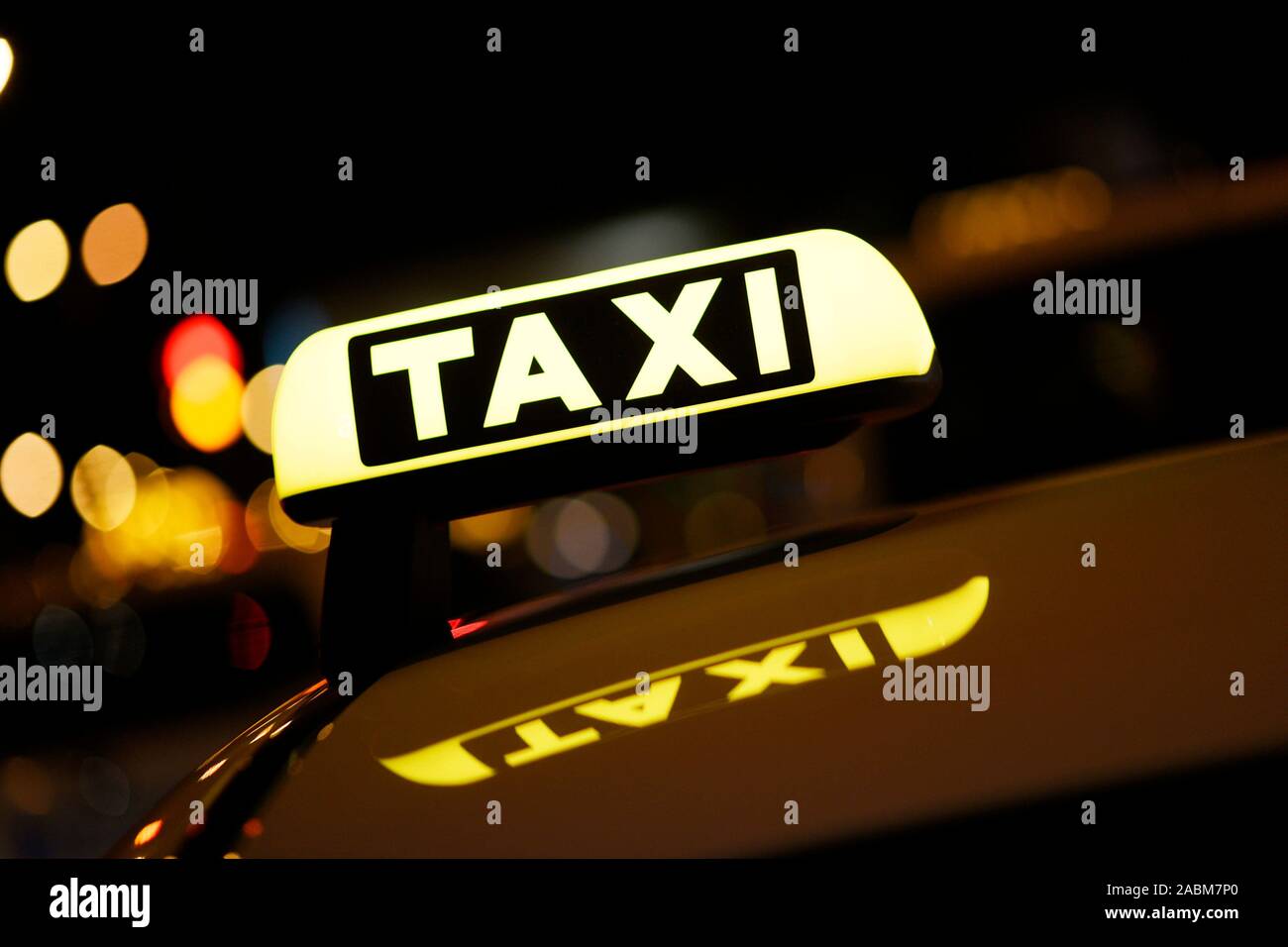 Ein Taxi wartet in der Nacht an der Münchner Freiheit stehen. [Automatisierte Übersetzung] Stockfoto