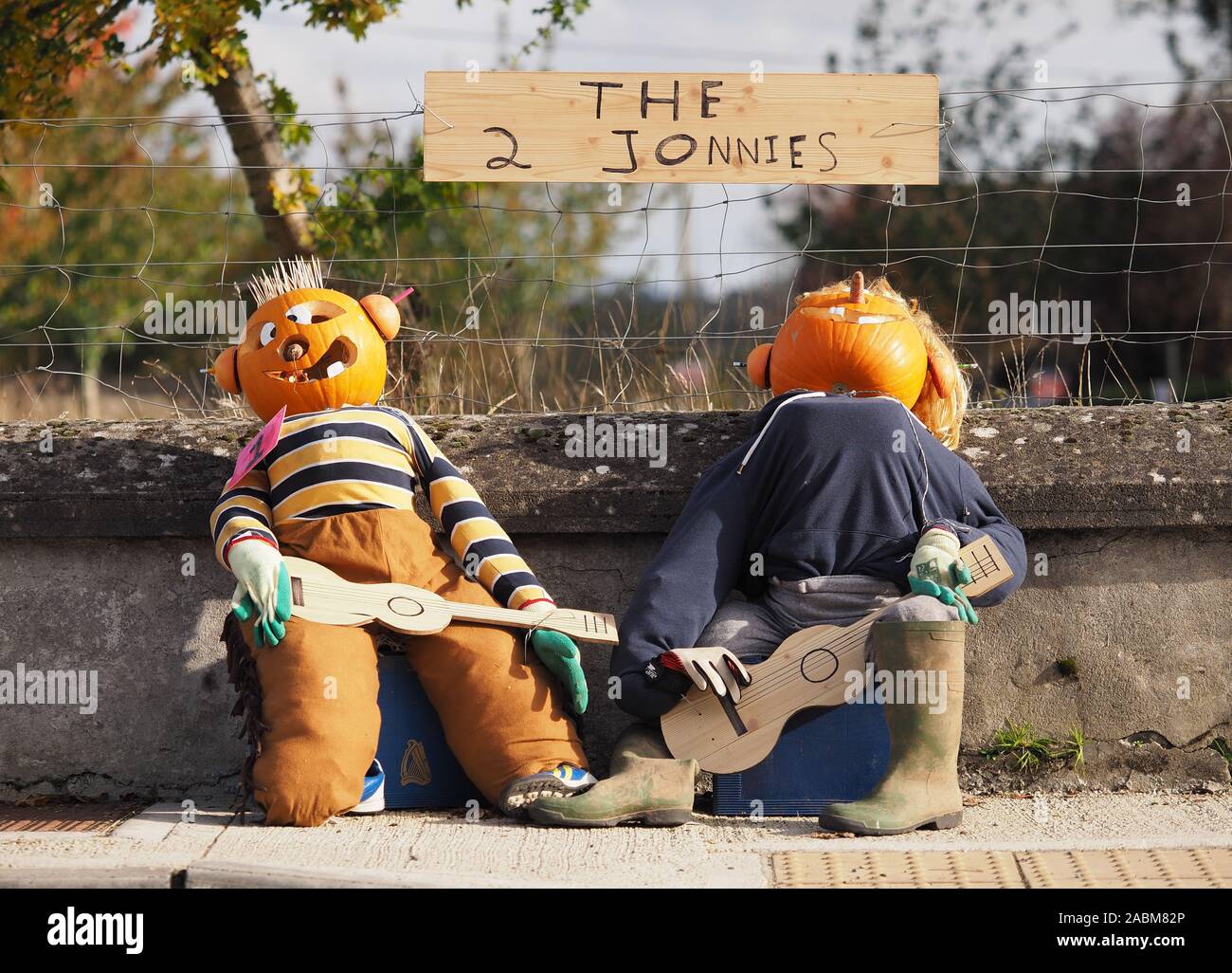 Halloween vogelscheuchen von comedy Duo "Die 2 Johnnies" in New Inn, Tipperary, Irland Stockfoto