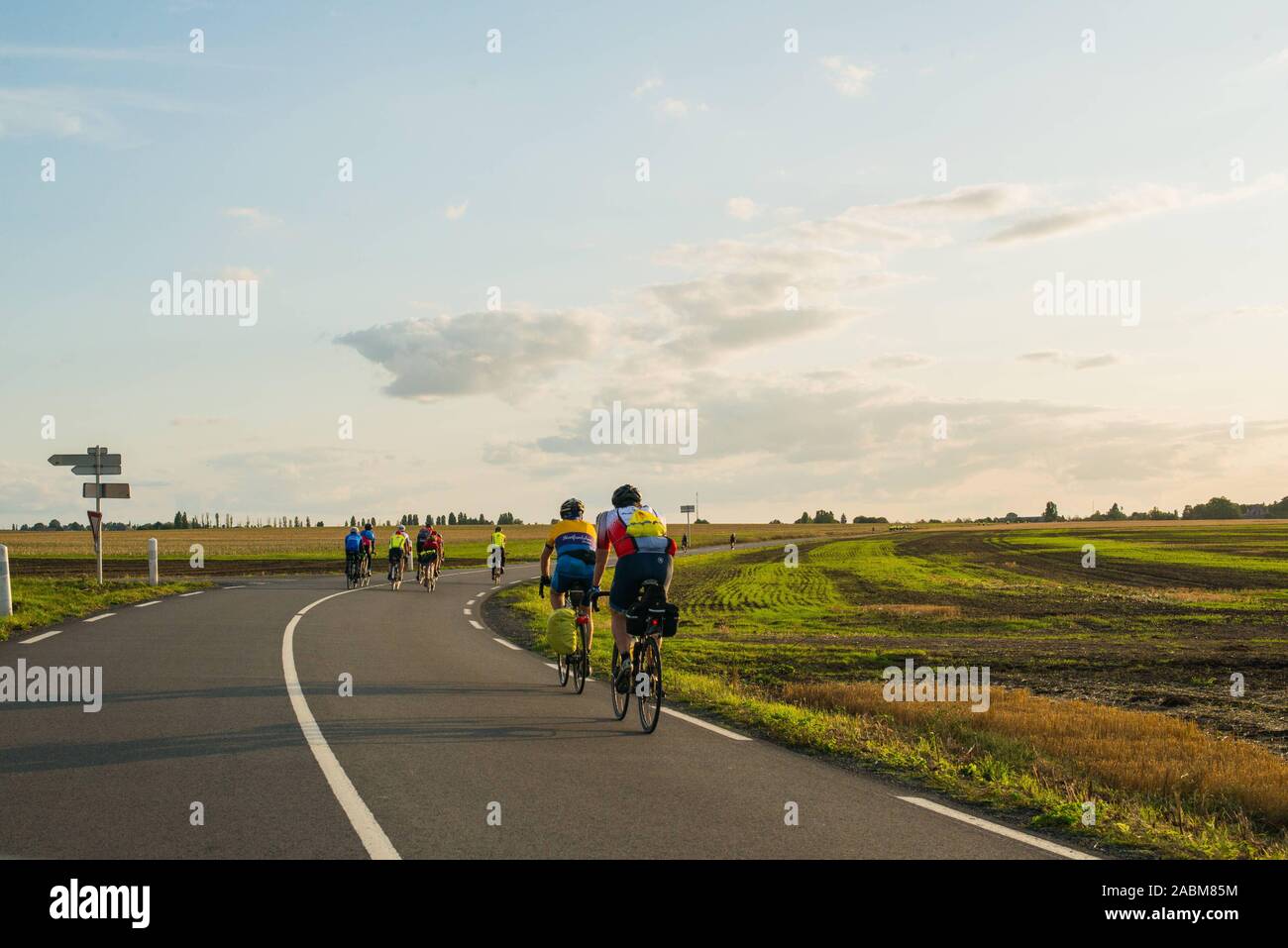 Radfahren die Teilnehmer im Rad Rennen Paris-Brest-Paris (Brevet) im August 2019. Das Rennen findet alle vier Jahre und umfasst eine Strecke von etwa 1220 Kilometern. [Automatisierte Übersetzung] Stockfoto