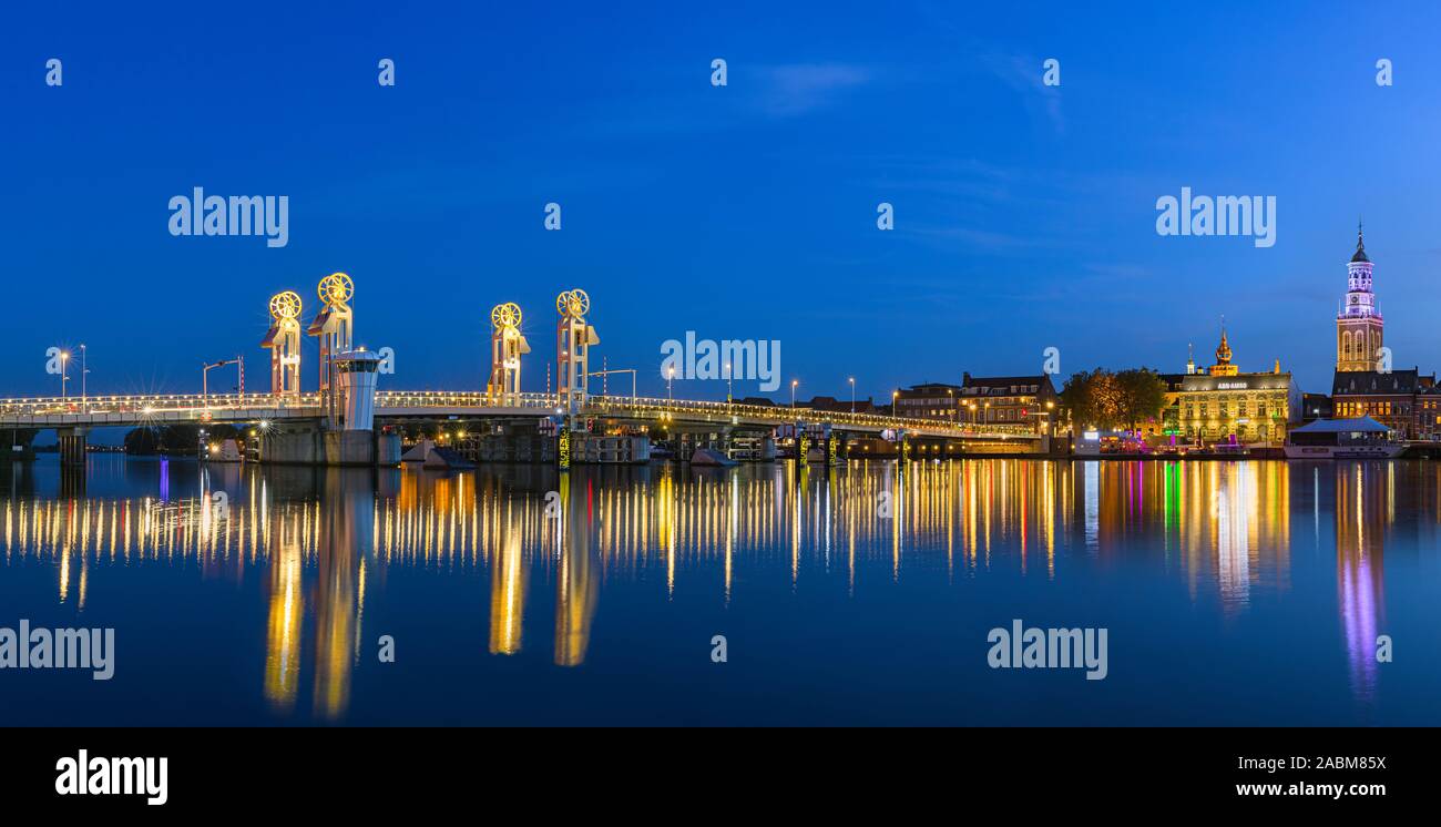 Kampen ist eine Stadt und Gemeinde in der Provinz Overijssel, Niederlande. Ein Mitglied der ehemaligen Hansestadt, ist es an der unteren Reak entfernt Stockfoto