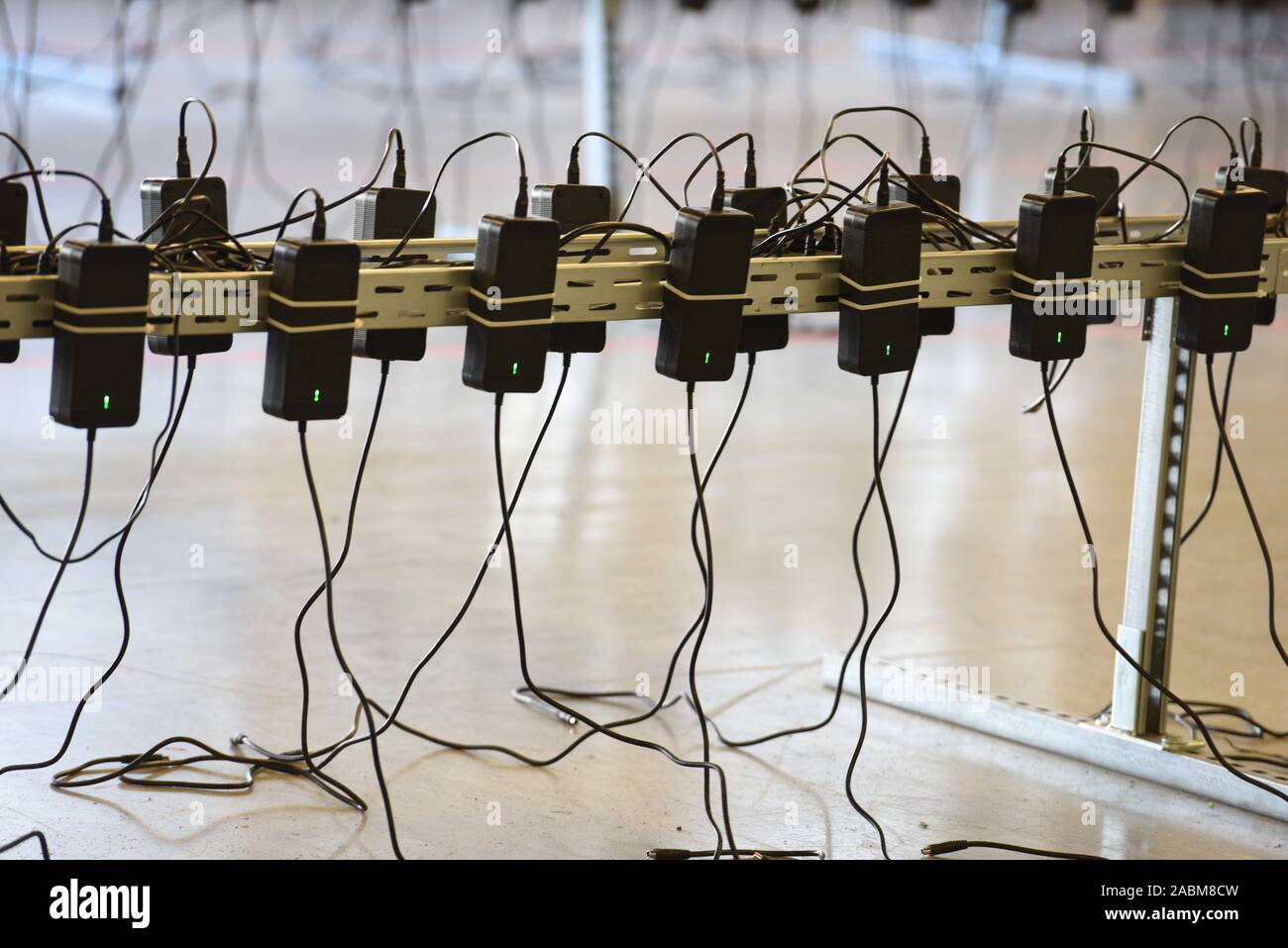 Es gibt zahlreiche Ladegeräte auf dem Rang Räumlichkeiten, in denen die Elektroroller in der Nacht aufgeladen sind. [Automatisierte Übersetzung] Stockfoto