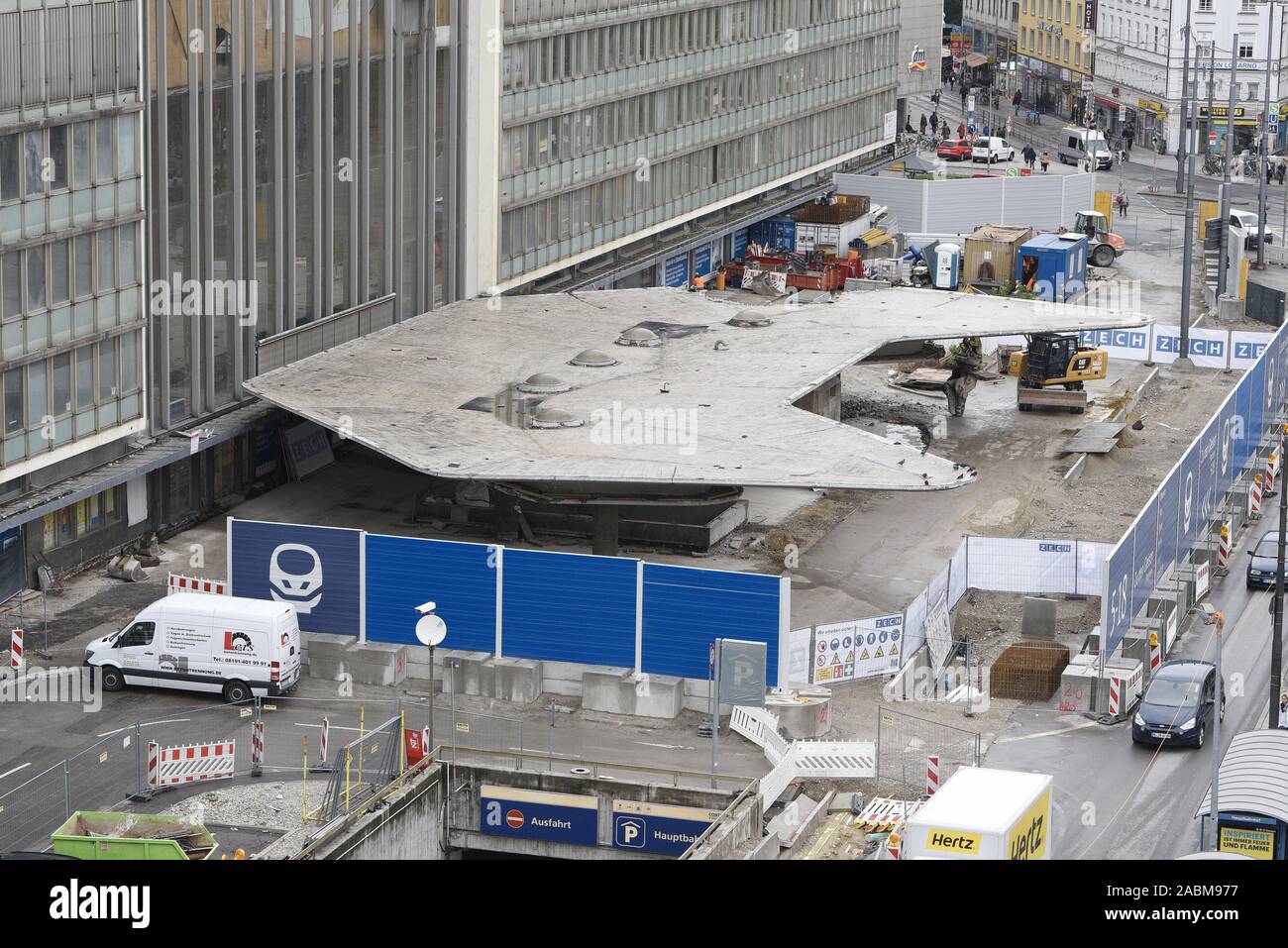 Im Zuge der Bauarbeiten für die zweite S-Bahn Linie, die Halle des Münchner Hauptbahnhofs abgerissen. Im Bild ein Bagger nagt am Vordach (so genannte 'Schwammerl' genannt) der Station Gebäude. [Automatisierte Übersetzung] Stockfoto