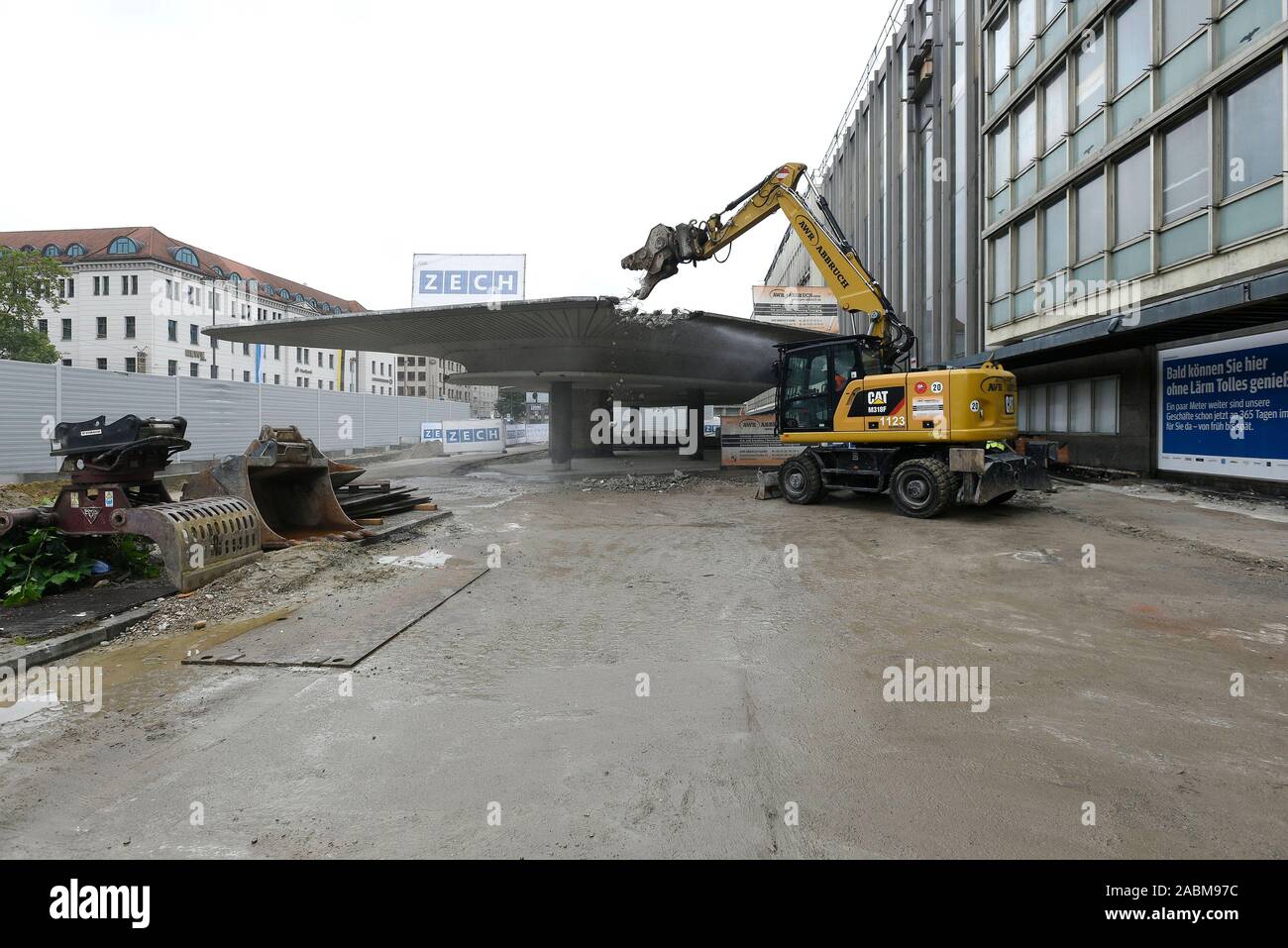 Im Zuge der Bauarbeiten für die zweite S-Bahn Linie, die Halle des Münchner Hauptbahnhofs abgerissen. Im Bild ein Bagger nagt am Vordach (so genannte 'Schwammerl' genannt) der Station Gebäude. [Automatisierte Übersetzung] Stockfoto