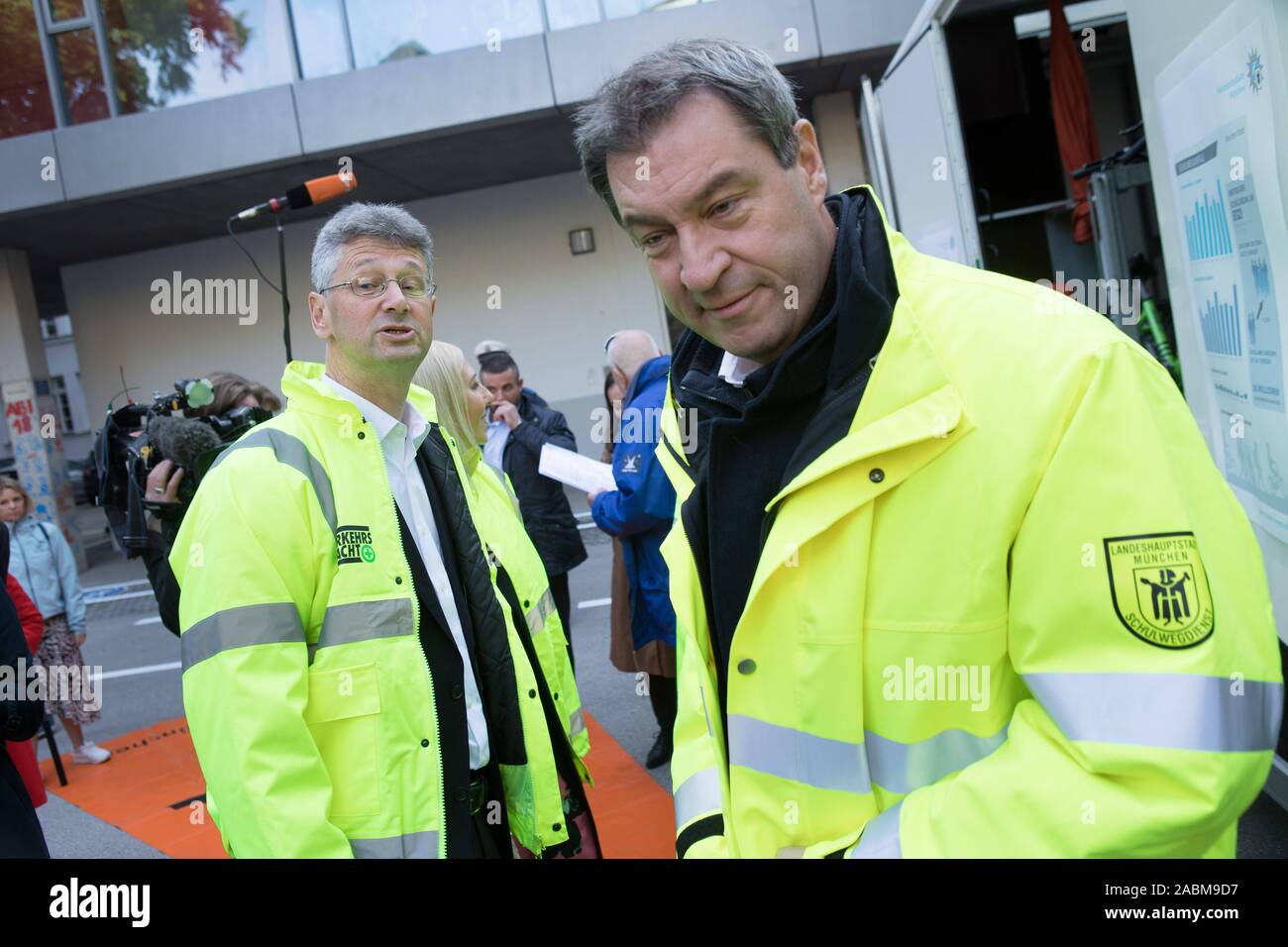 Prime Minister Markus Söder (r.) und Minister für Kultur Michael Piazolo sind aktiv als Student Piloten am ersten Tag der Schule vor der St. Anna Primary School im Lehel. [Automatisierte Übersetzung] Stockfoto