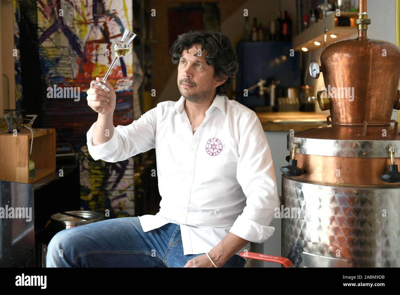 In seinem 'Kosmische Geister', die Künstler und die brennerei Sebastian Rauscher produziert preisgekrönte Gin und Absinth in einem Container in München arbeitet. [Automatisierte Übersetzung] Stockfoto