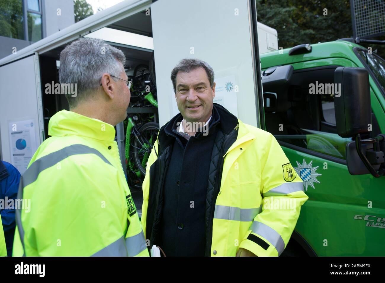 Prime Minister Markus Söder (r.) und Minister für Kultur Michael Piazolo sind aktiv als Student Piloten am ersten Tag der Schule vor der St. Anna Primary School im Lehel. [Automatisierte Übersetzung] Stockfoto