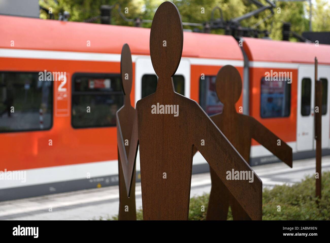 Denkmal des Künstlers Stefan Rottmeier in Gedenken an Dominik Brunner am S-Bahnhof Solln. [Automatisierte Übersetzung] Stockfoto