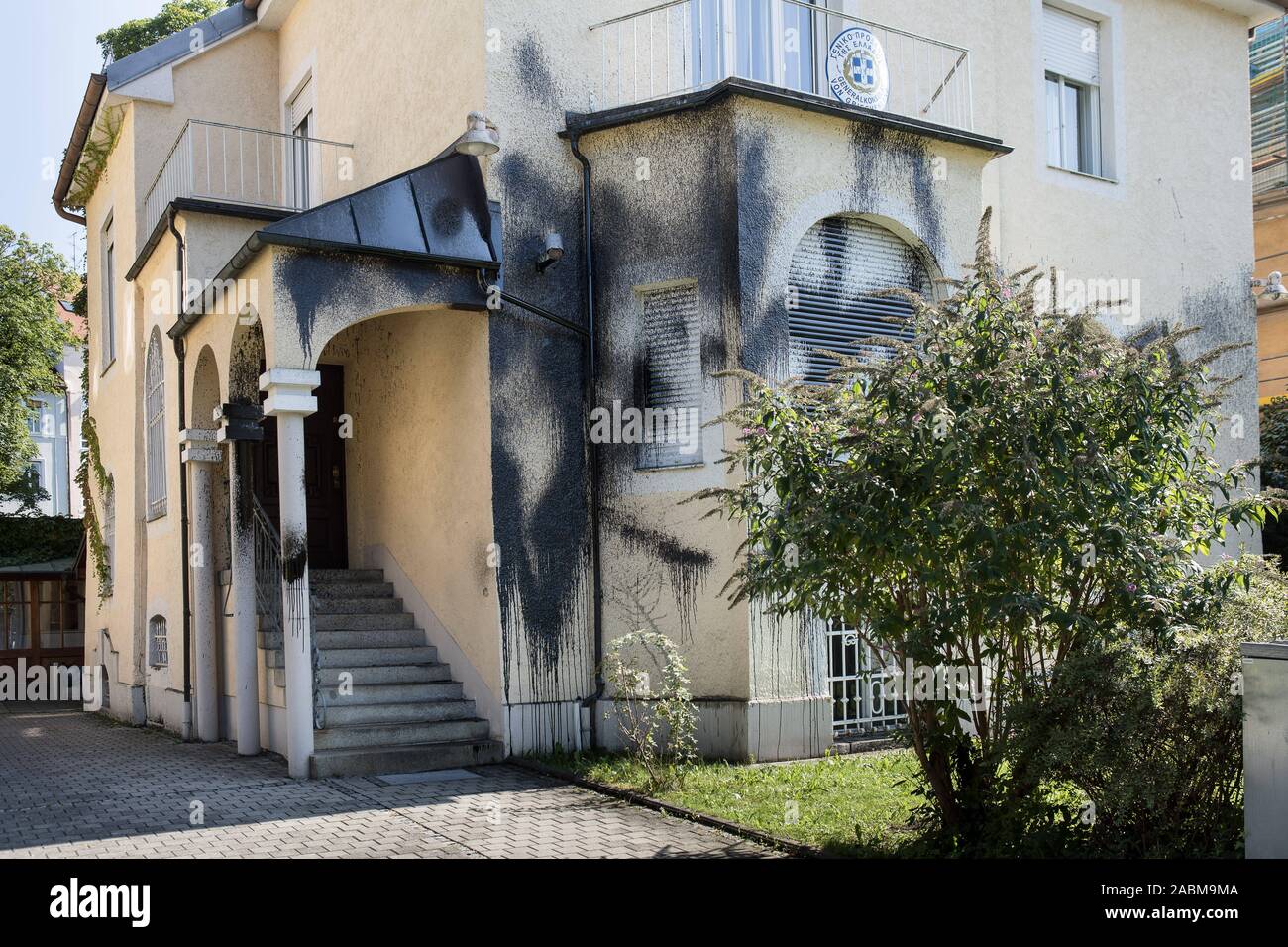 Griechische Generalkonsulat verschmiert mit schwarzen pitch Möhlstraße 22 in Bogenhausen. Basierend auf lackierten Slogans, die Ermittler vermuten die Täter von der linken Szene. [Automatisierte Übersetzung] Stockfoto
