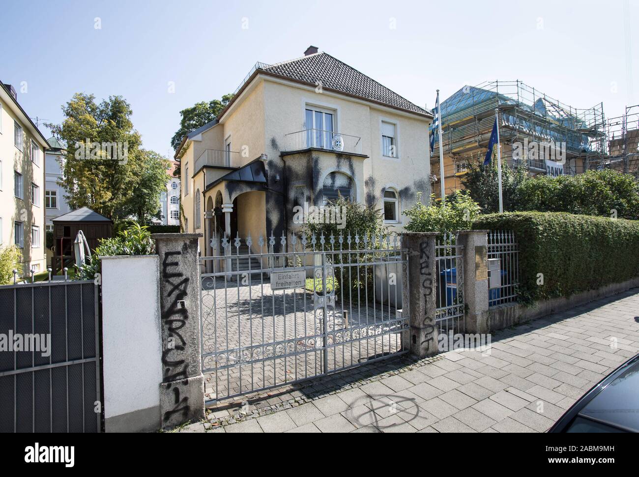 Griechische Generalkonsulat verschmiert mit schwarzen pitch Möhlstraße 22 in Bogenhausen. Basierend auf lackierten Slogans, die Ermittler vermuten die Täter von der linken Szene. [Automatisierte Übersetzung] Stockfoto