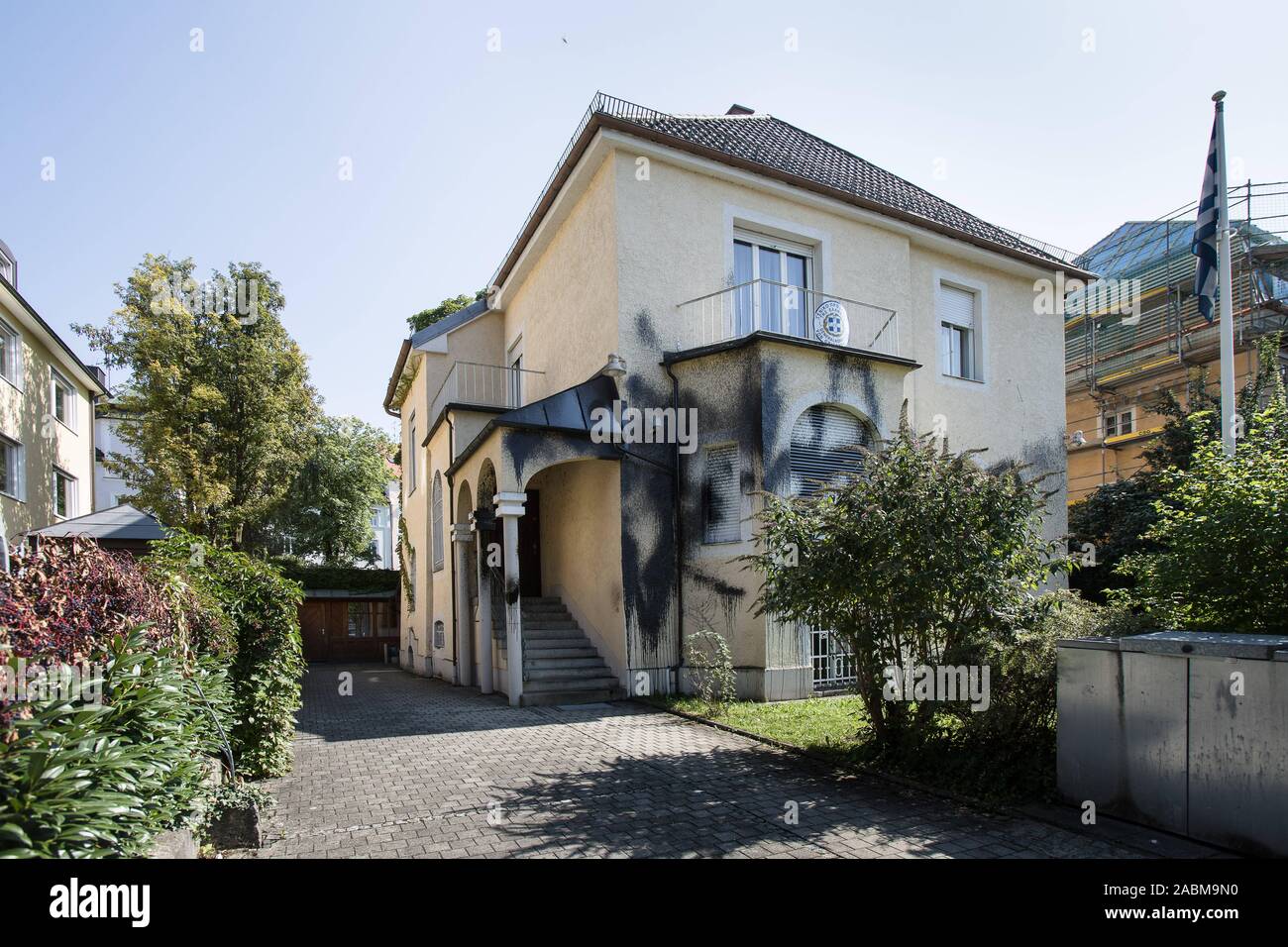 Griechische Generalkonsulat verschmiert mit schwarzen pitch Möhlstraße 22 in Bogenhausen. Basierend auf lackierten Slogans, die Ermittler vermuten die Täter von der linken Szene. [Automatisierte Übersetzung] Stockfoto