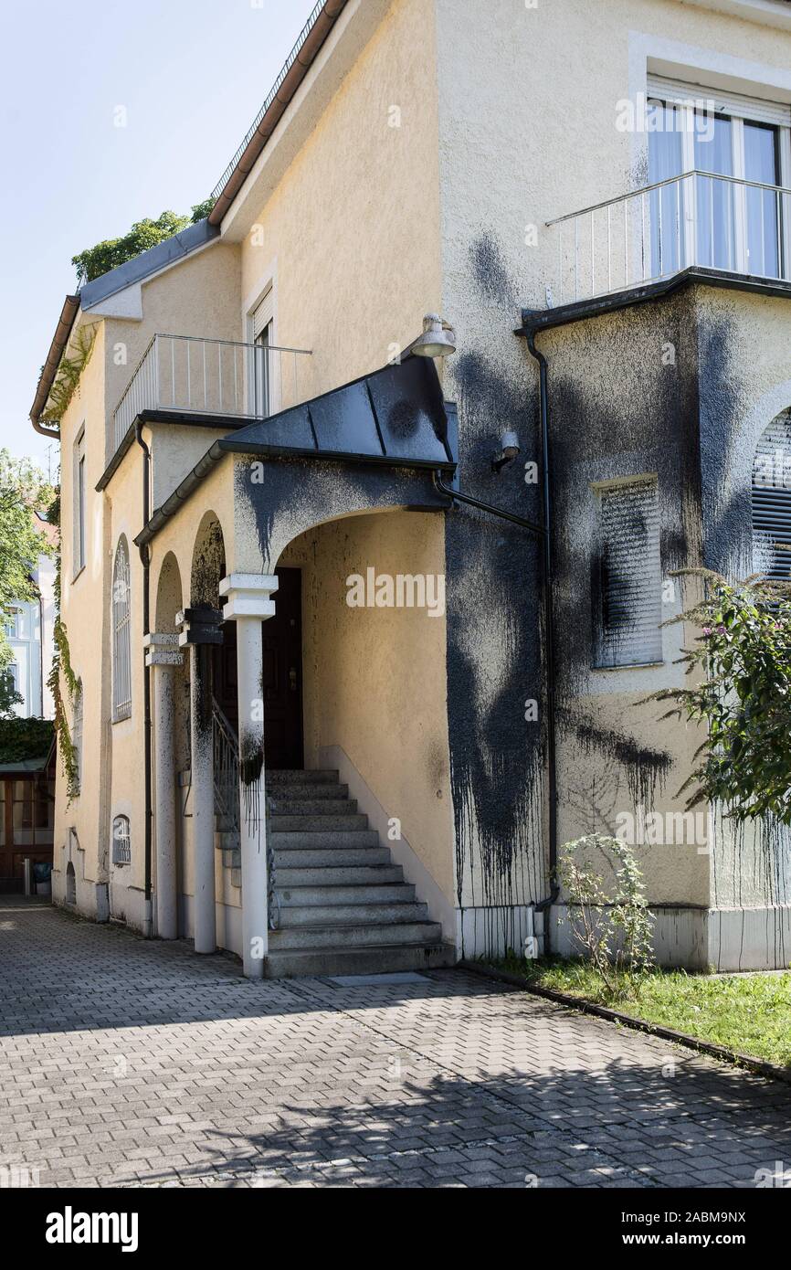 Griechische Generalkonsulat verschmiert mit schwarzen pitch Möhlstraße 22 in Bogenhausen. Basierend auf lackierten Slogans, die Ermittler vermuten die Täter von der linken Szene. [Automatisierte Übersetzung] Stockfoto