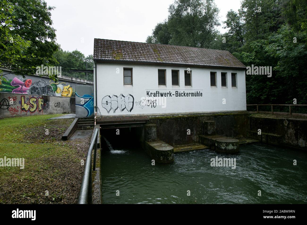 Blick auf das laufwasserkraftwerk Bäckermühle in München. [Automatisierte Übersetzung] Stockfoto
