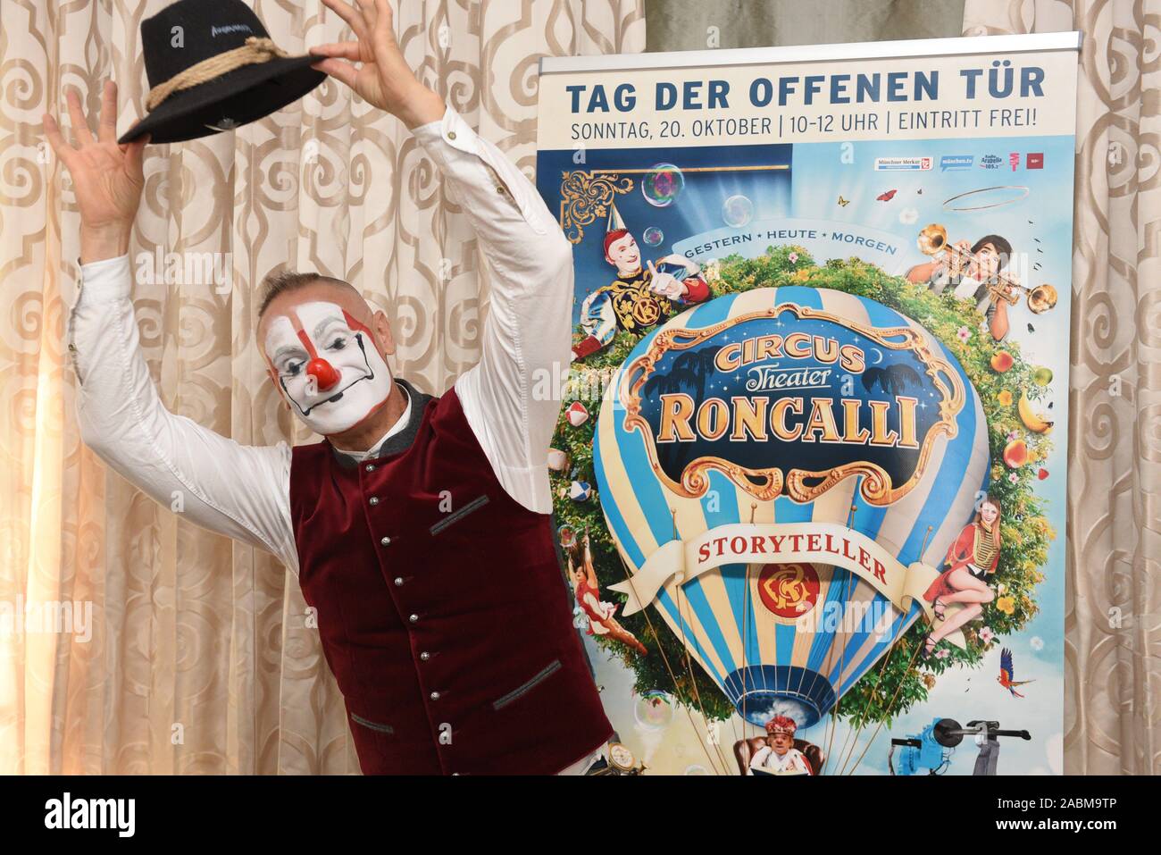 Auf einer Pressekonferenz der Circus Roncalli an Käfer in Prinzregentstraße, Zirkus Direktor Bernhard Paul und Clown Paolo Carellon (Bild) präsentieren die neue Tour Programm: toryteller Yesterday-Today-Morgen". Mit seinem neuen Hologramm Show im Oktober, der Zirkus werden Sie ein Gastspiel im kreativen Viertel am Münchner Leorodplatz. [Automatisierte Übersetzung] Stockfoto