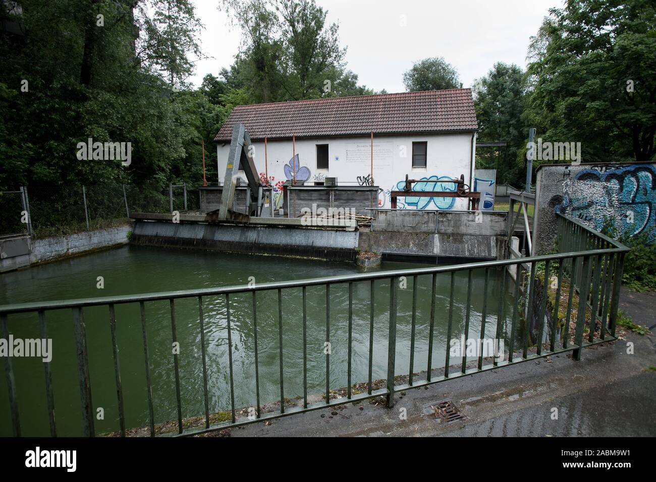 Blick auf das laufwasserkraftwerk Bäckermühle in München. [Automatisierte Übersetzung] Stockfoto