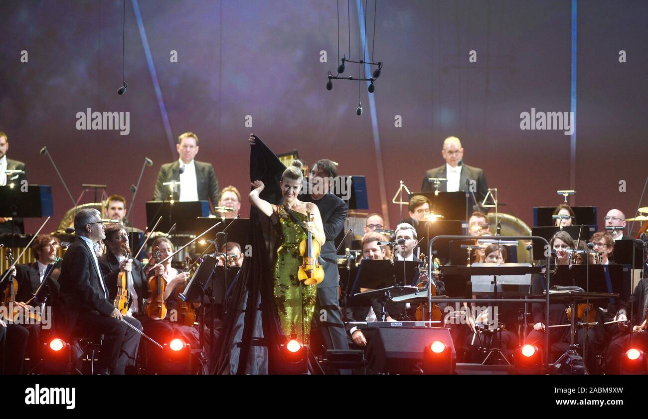 Anne-Sophie Mutter, Dirigent David Newman und dem Royal Philharmonic Orchestra spielen bekannte Filmmusik am Münchner Königsplatz. [Automatisierte Übersetzung] Stockfoto