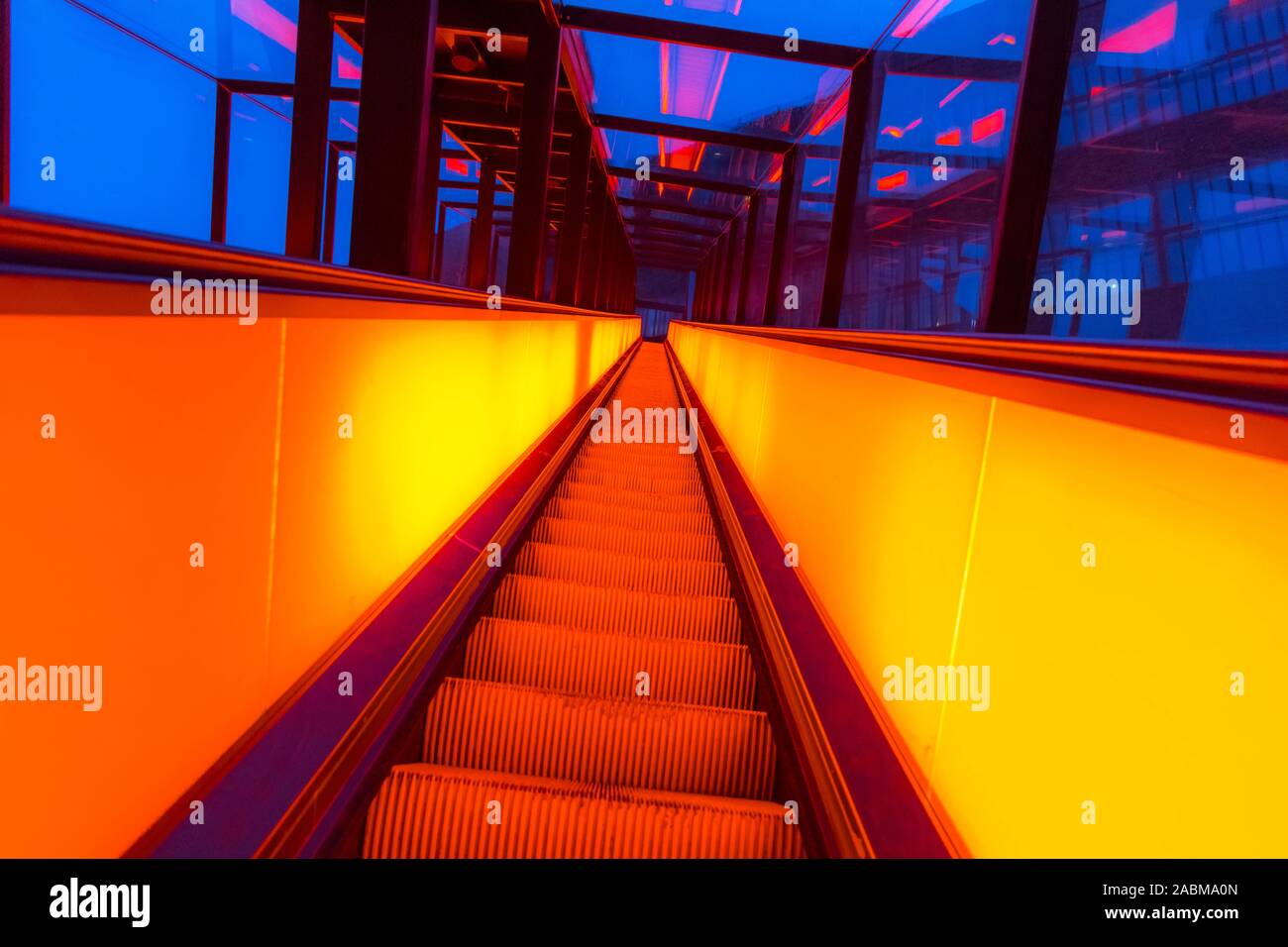 Welterbe Zeche Zollverein, Rolltreppe zur Ruhr Museum, Lichtreflexe der Fahrtreppe, rot, beleuchtet Stockfoto