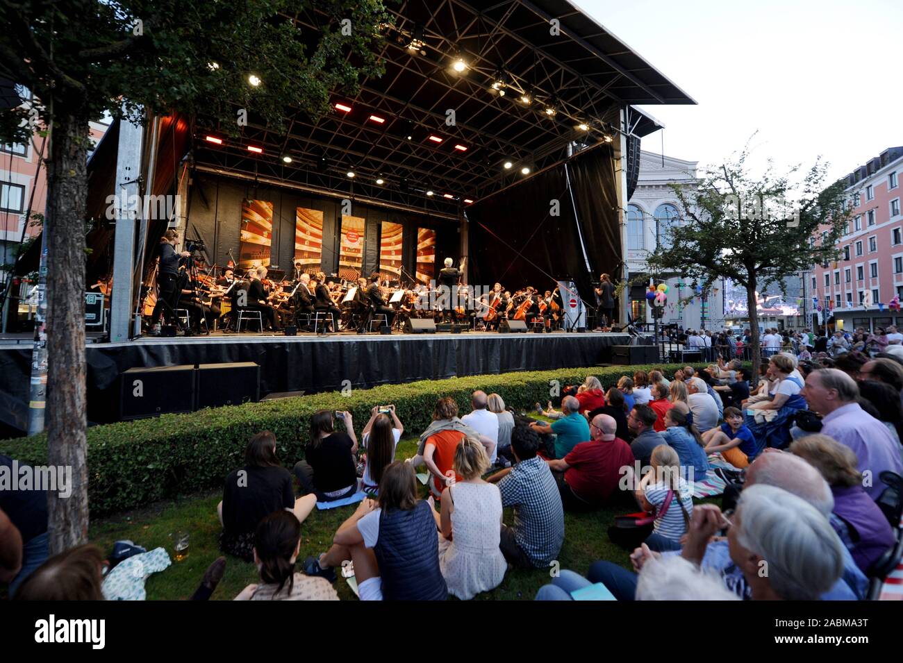 Open-air-Konzert der Gärtnerplatz Ensemble in der Münchner Innenstadt. [Automatisierte Übersetzung] Stockfoto