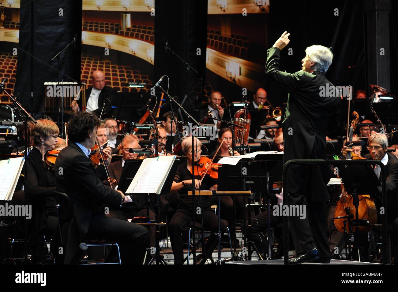 Open-air-Konzert der Gärtnerplatz Ensemble in der Münchner Innenstadt. [Automatisierte Übersetzung] Stockfoto