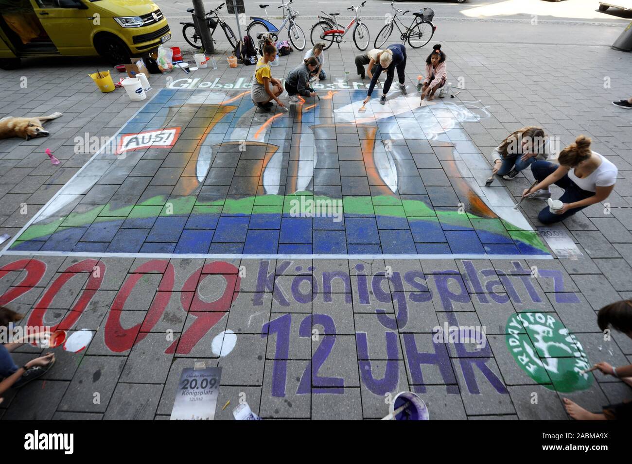 Eine großformatige Chalk kunst Bild wirbt für die Münchener Freiheit für die weltweite "Freitags für zukünftige 'Klimaschutz Demonstration am 20.9.2019 auf dem Odeonsplatz. [Automatisierte Übersetzung] Stockfoto