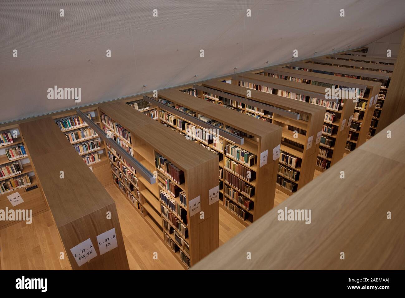 Die Bibliothek in der neuen Philologicum der Ludwig-Maximilians-Universität  (LMU) München. [Automatisierte Übersetzung] Stockfotografie - Alamy