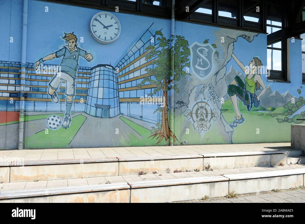 Ein Graffiti an den Wänden der Sportanlage der Stadtwerke München in Ramersdorf Lauensteinstraße 9. [Automatisierte Übersetzung] Stockfoto