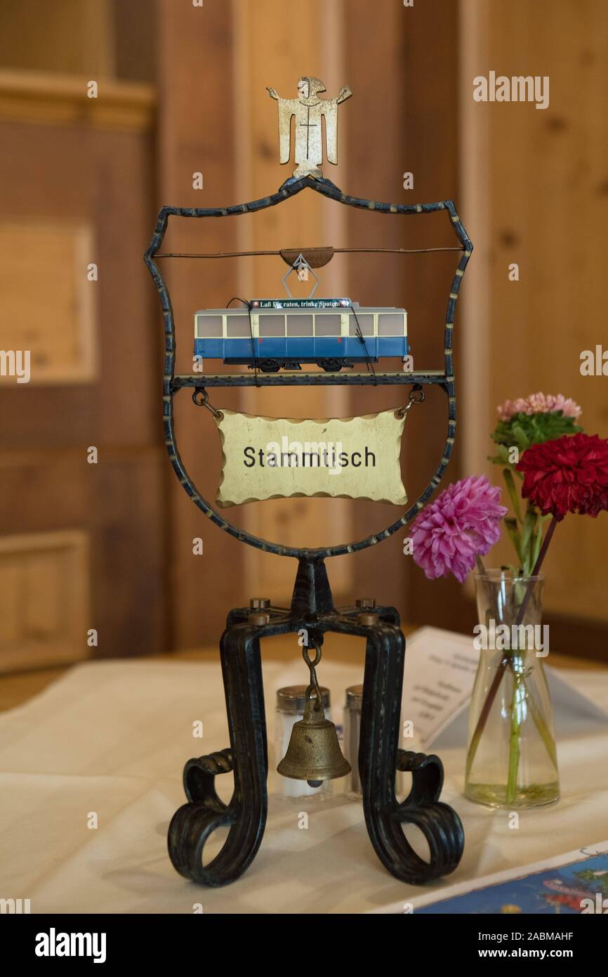 Vorbehalten Stammtisch für die straßenbahnfahrer im Münchner Hofbräuhaus am Platzl. [Automatisierte Übersetzung] Stockfoto