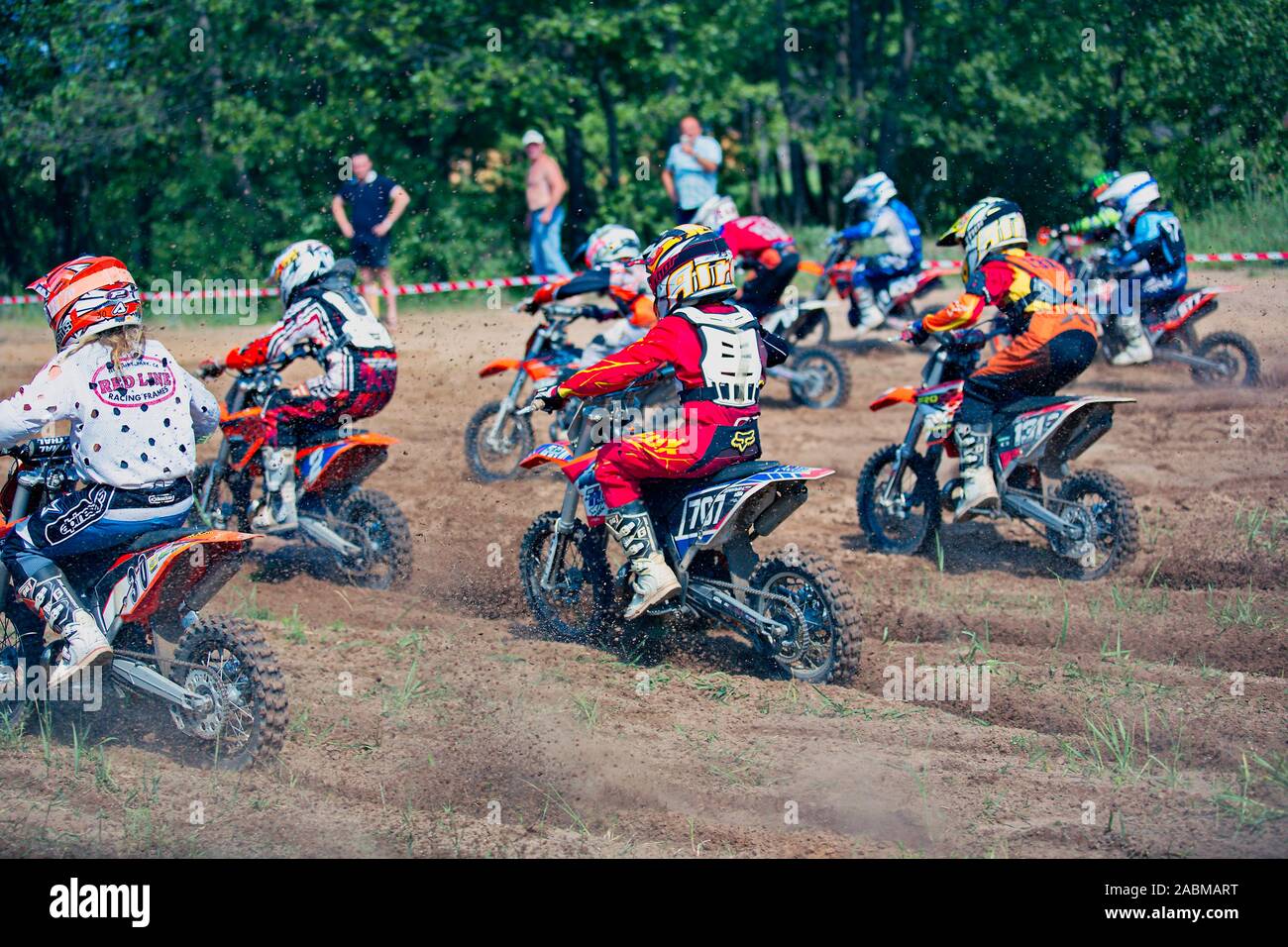 Jugend Sport Motocross Konkurrenz. Auf unebenem Gelände. Sommer. Russland. Stockfoto