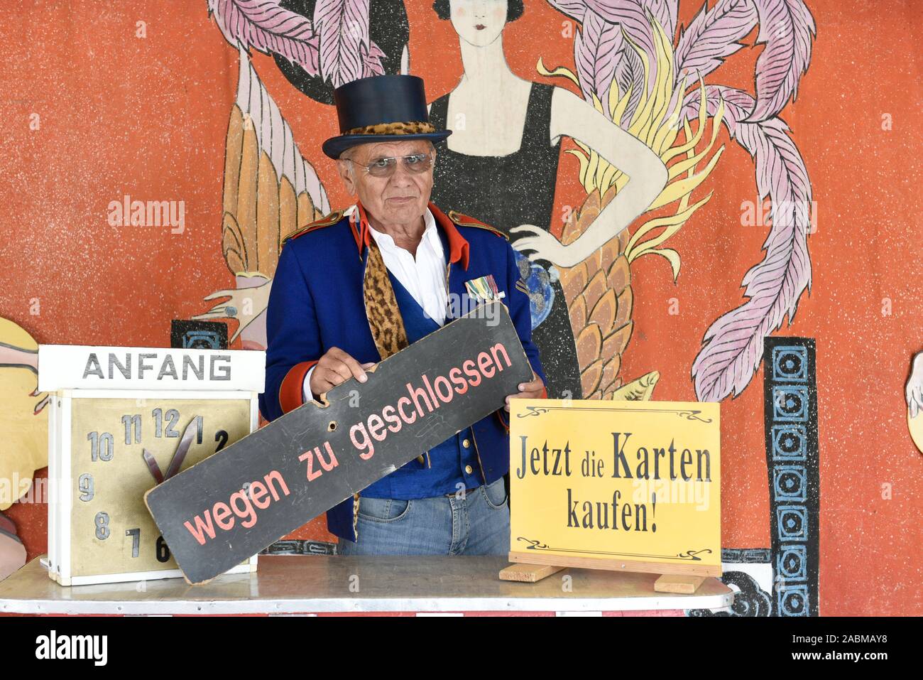 Manfred Schauer läuft die traditionelle Varieté Schichtl seit 1985, der in der Existenz auf dem Oktoberfest für 150 Jahre gewesen ist. [Automatisierte Übersetzung] Stockfoto
