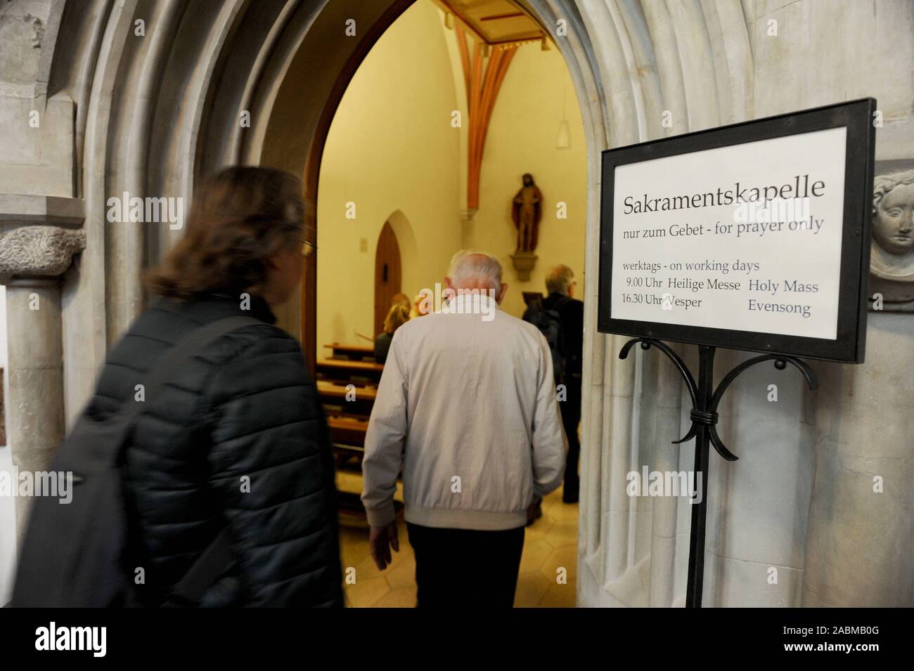 Fühlen, Riechen und Hören stehen im Mittelpunkt der Führung durch die Kathedrale für Demenzkranke durch die kunsthistorikerin Ruth Lobenhofer. [Automatisierte Übersetzung] Stockfoto