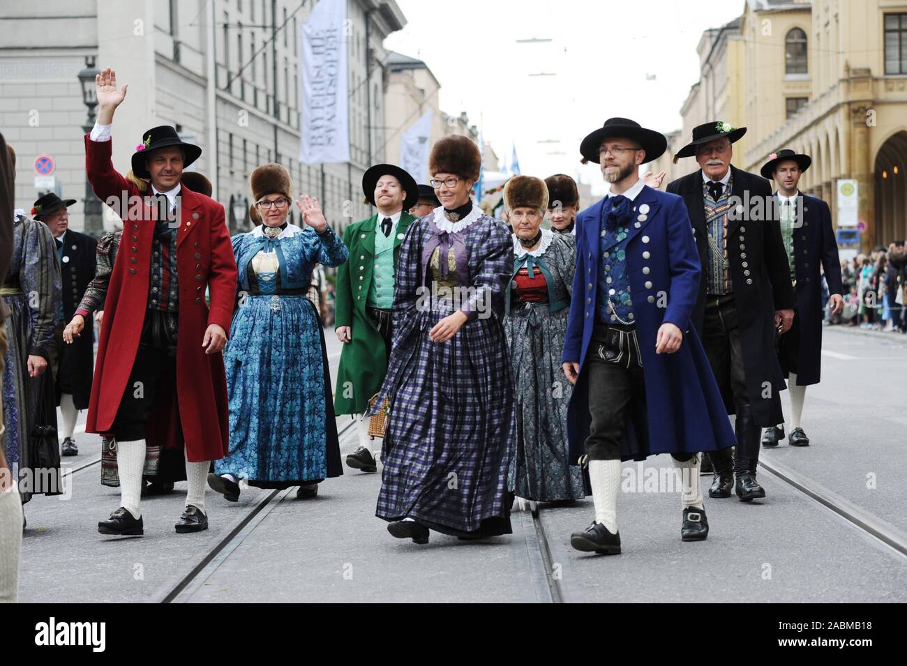 Heimat- und Volkstrachtenverein Starnberg an der Tracht und Sportschützen die Prozession am Anfang des Münchner Oktoberfest. [Automatisierte Übersetzung] Stockfoto