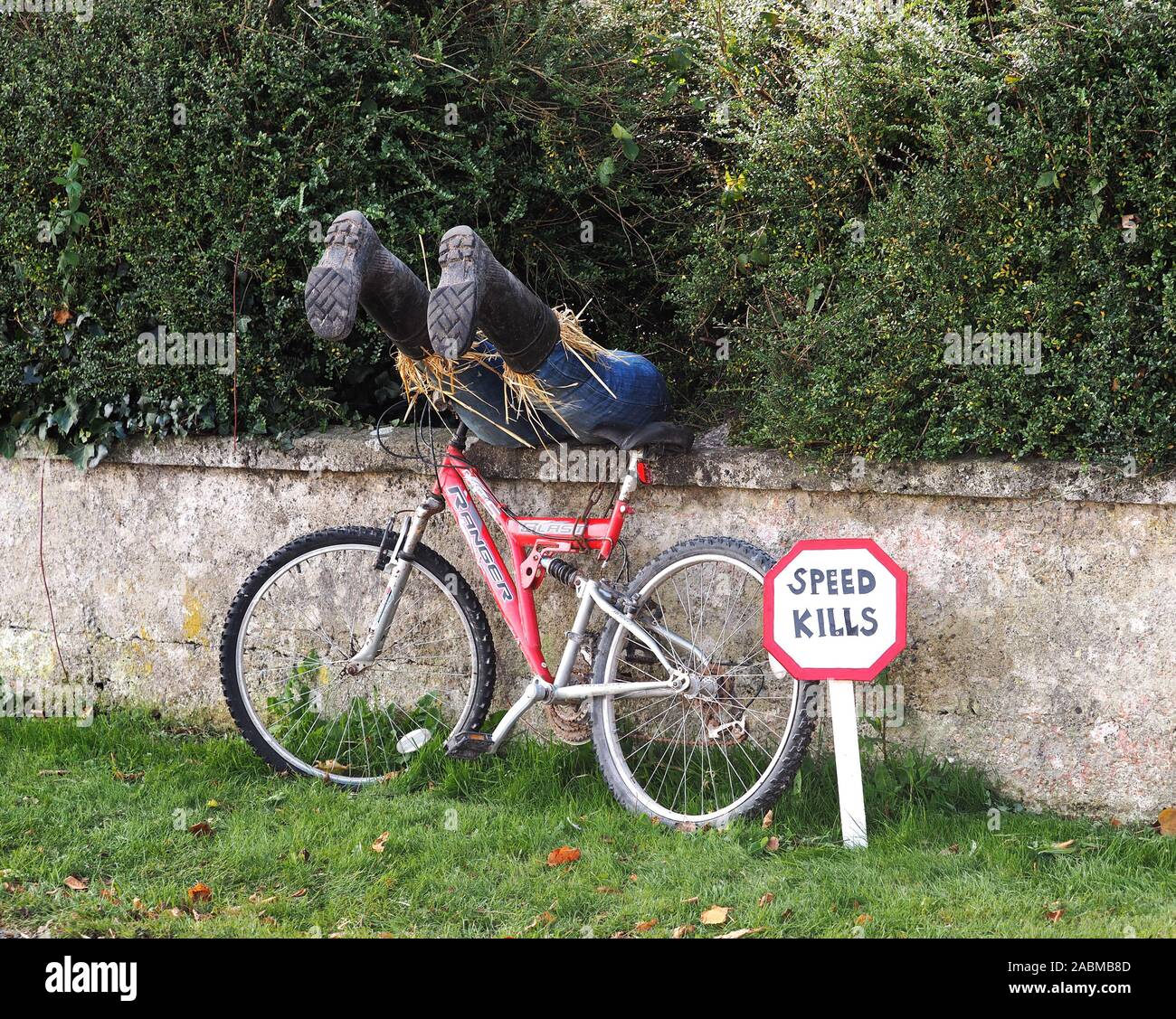 Speed Kills halloween Vogelscheuche Ausstellung in New Inn, Tipperary, Irland Stockfoto