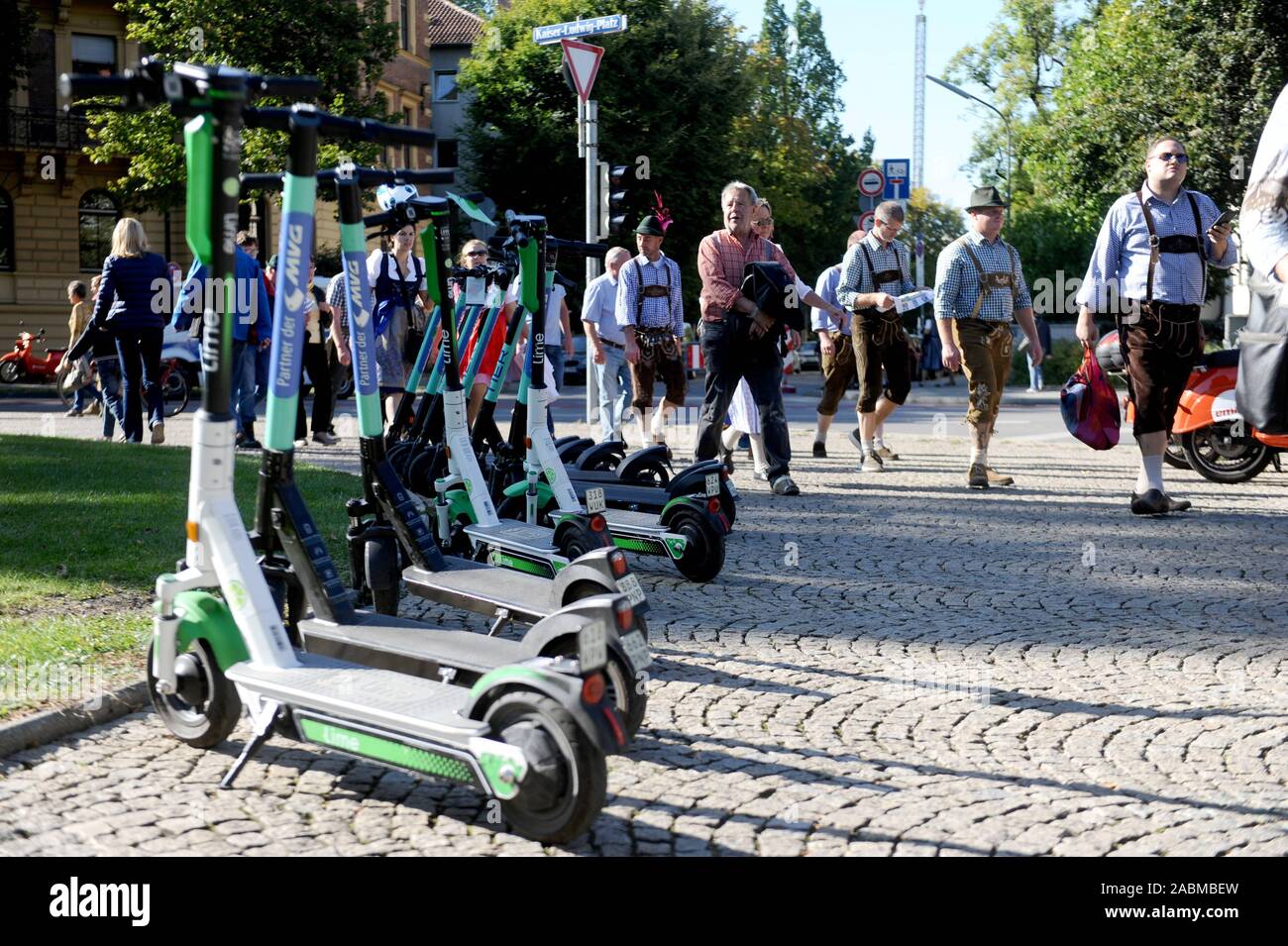In und um den Bereich der Theresienwiese, dem e-scooters sind während des Oktoberfestes aus Sicherheitsgründen verboten. [Automatisierte Übersetzung] Stockfoto