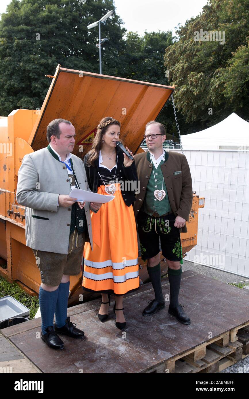 Bürgermeister Manuel Pretzl (rechts), Feier Leader und wirtschaftlichen Berater Clemens Baumgärtner sowie kommunalen Berater Kristina Frank (alle CSU) präsentieren das abfallkonzept der Münchner Entsorgungsunternehmen (AWM) für das Oktoberfest auf der Wiesn. Das Bild zeigt sie vor einem restmüll Behälter. [Automatisierte Übersetzung] Stockfoto