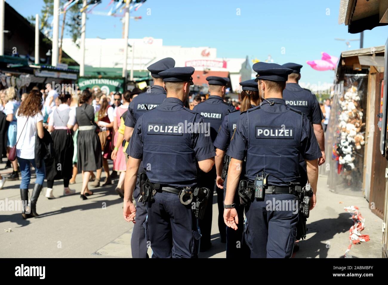 Sicherheitskräfte patrouillieren das Oktoberfest in München. [Automatisierte Übersetzung] Stockfoto