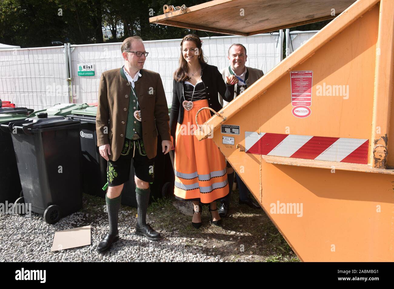 Bürgermeister Manuel Pretzl (li.), Feier Leader und wirtschaftlichen Berater Clemens Baumgärtner sowie kommunalen Berater Kristina Frank (alle CSU) präsentieren das abfallkonzept der Münchner Entsorgungsunternehmen (AWM) für das Oktoberfest auf der Wiesn. Im Bild Sie stellen neben einem Papier Container für die Fotografen. [Automatisierte Übersetzung] Stockfoto