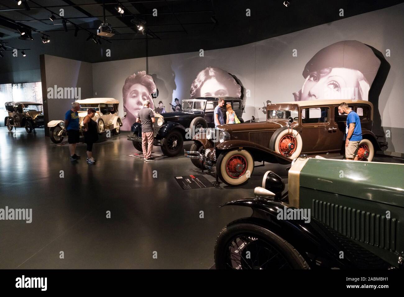 Italien, Turin: das Museo Nazionale dell'Automobile (Automobile), MAUTO. Innenansicht des Gebäudes im Jahr 1932 erbaut und renoviert Ich Stockfoto